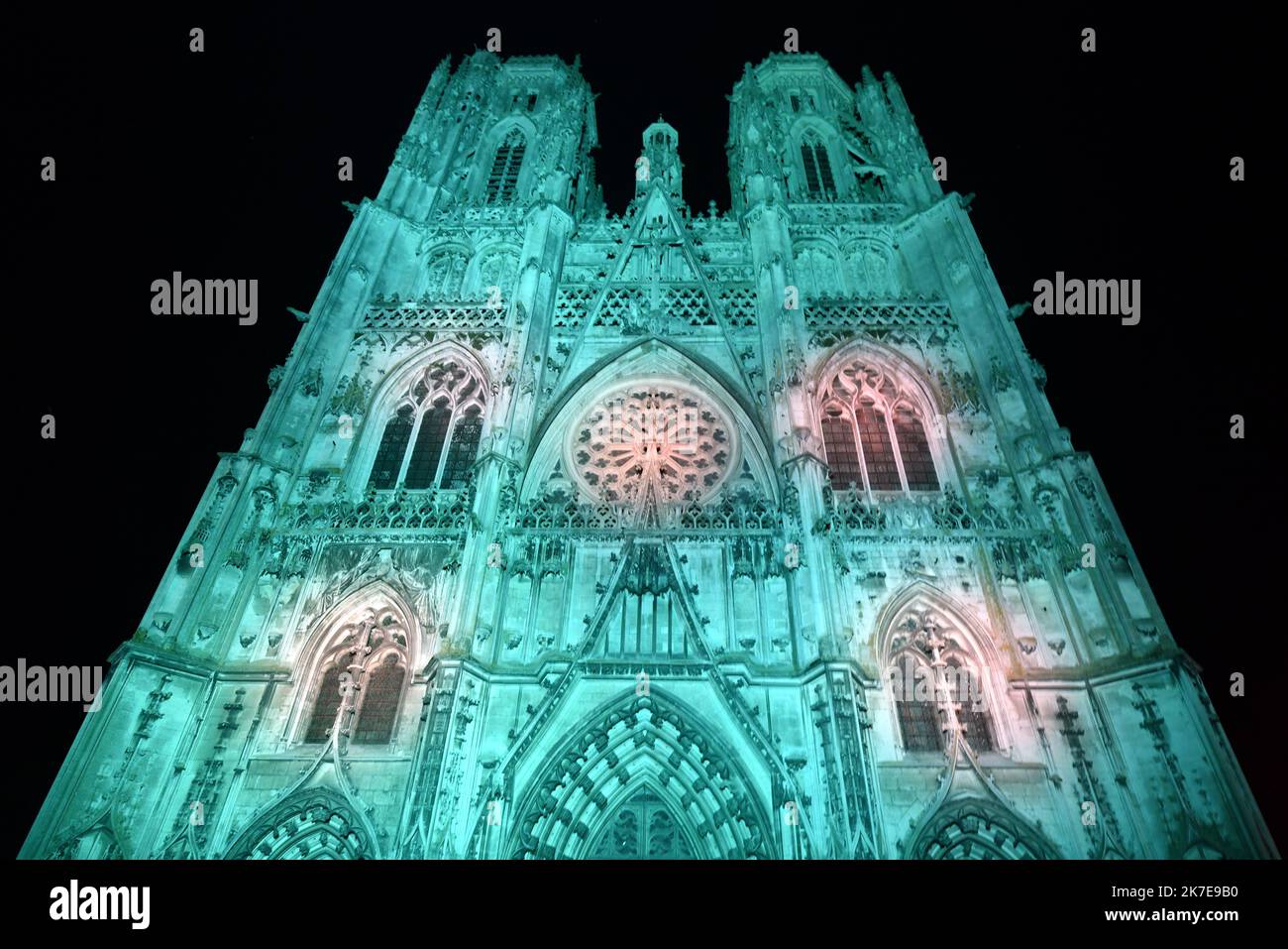 ©PHOTOPQR/L'EST REPUBLICAIN/ALEXANDRE MARCHI ; TOUL ; 01/07/2021 ; PATRIMOINE - HISTOIRE - 800 ANS DE LA CATHEDRALE SAINT ETIENNE - SON ET LUMIERE - SPECTACLE. Toul 1er Juillet 2021. 'Alpha et Oméga', la nouvelle mise en Lumière intérieure de la cathédrale Saint-Etienne de Toul avec son ambiance sonore. Une fresque Haute en couleurs, renouvelée chaque soir de représentation, à découvrir en déambulation libre pour les 800 ans de la cathédrale. FOTO Alexandre MARCHI. - 800 JAHRE KATHEDRALE VON SAINT ETIENNE. Stockfoto