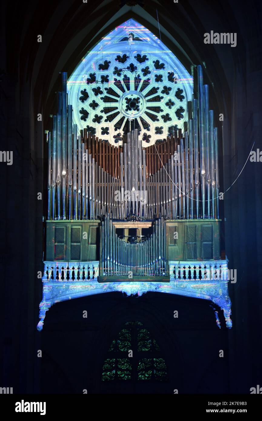 ©PHOTOPQR/L'EST REPUBLICAIN/ALEXANDRE MARCHI ; TOUL ; 01/07/2021 ; PATRIMOINE - HISTOIRE - 800 ANS DE LA CATHEDRALE SAINT ETIENNE - SON ET LUMIERE - SPECTACLE - LE GRAND ORGUE. Toul 1er Juillet 2021. 'Alpha et Oméga', la nouvelle mise en Lumière intérieure de la cathédrale Saint-Etienne de Toul avec son ambiance sonore. Une fresque Haute en couleurs, renouvelée chaque soir de représentation, à découvrir en déambulation libre pour les 800 ans de la cathédrale. FOTO Alexandre MARCHI. - 800 JAHRE KATHEDRALE VON SAINT ETIENNE. Stockfoto