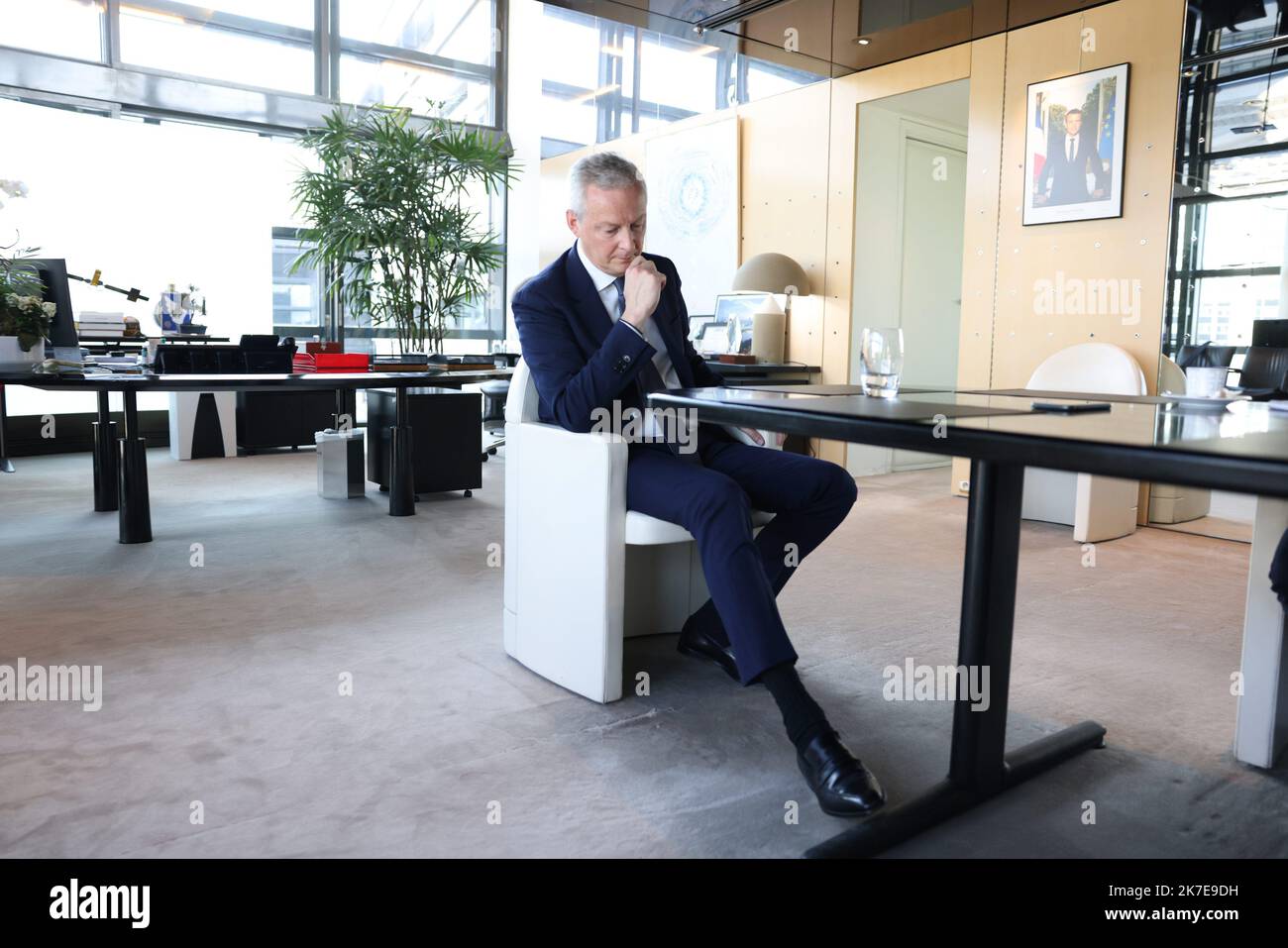 ©PHOTOPQR/LE PARISIEN/Arnaud Journois ; PARIS ; 02/07/2021 ; ENTRETIEN AVEC BRUNO LE MAIRE , MINISTRE DE L'ECONOMIE , DES FINANCES ET DE LA RELANCE DANS SON BUREAU A BERCY Bruno Lemaire , Minister of the Economy, Finance and Recovery in his Office at the Ministry of Finance in Bercy Stockfoto