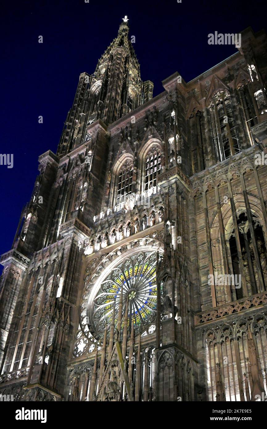 ©PHOTOPQR/DNA/Franck KOBI ; Strasbourg ; 02/07/2021 ; Lancement des Illuminations Place du Château - Mapping sur la façade de la Cathédrale Notre Dame FRANKREICH Straßburg; 07/02/2021; Launch of the Illuminations on the place du Château - Mapping on the facade of Notre Dame Cathedral Stockfoto