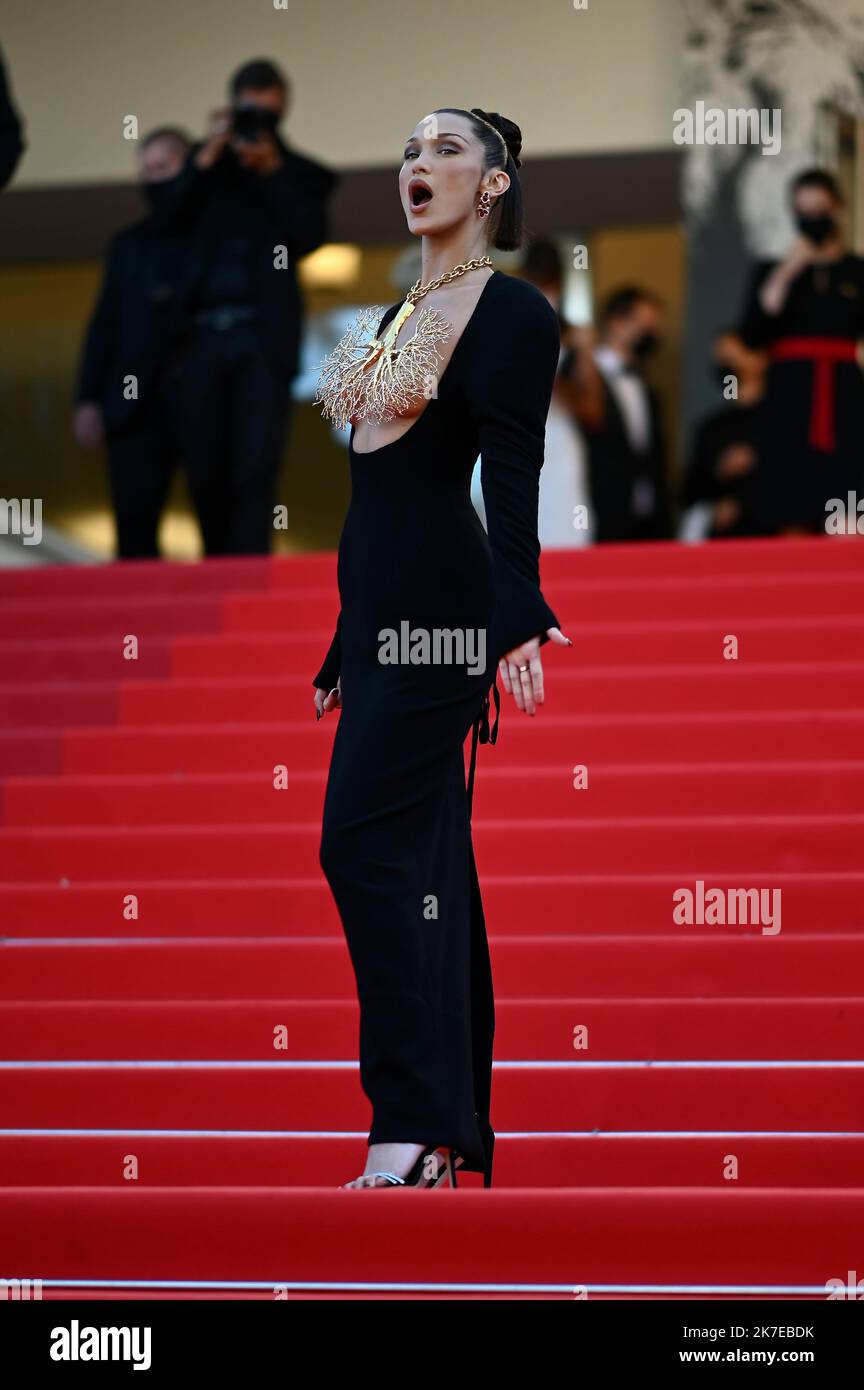 ©FRANCK CASTEL/MAXPPP - die jährlichen Filmfestspiele von Cannes 74., Festival de cannes 2021. Bella Hadid die Internationalen Filmfestspiele von Cannes 74. in Frankreich. Stockfoto