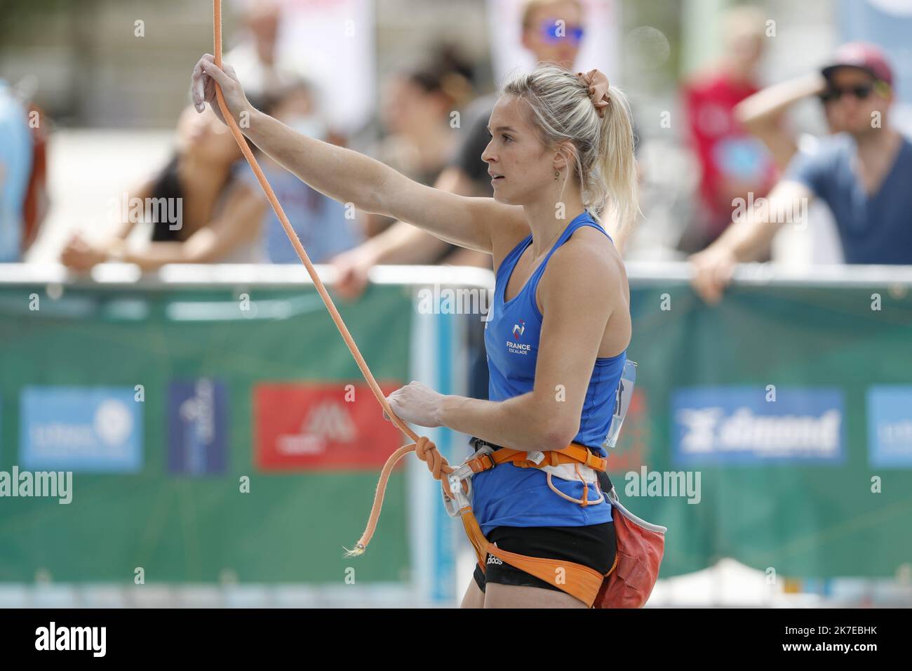©PHOTOPQR/LE DAUPHINE/Grégory YETCHMENIZA ; Chamonix-Mont-Blanc ; 12/07/2021 ; Grégory YETCHMENIZA / LE DAUPHINE LIBERE / Photopqr CHAMONIX-MONT-BLANC (HAUTE-SAVOIE) le 12 juillet 2021 Coupe du monde d'escalade à Chamonix Frauen führen Qualifikation sur notre Klettern Foto : Julia Chanourdie am 12. Juli 2021 Stockfoto