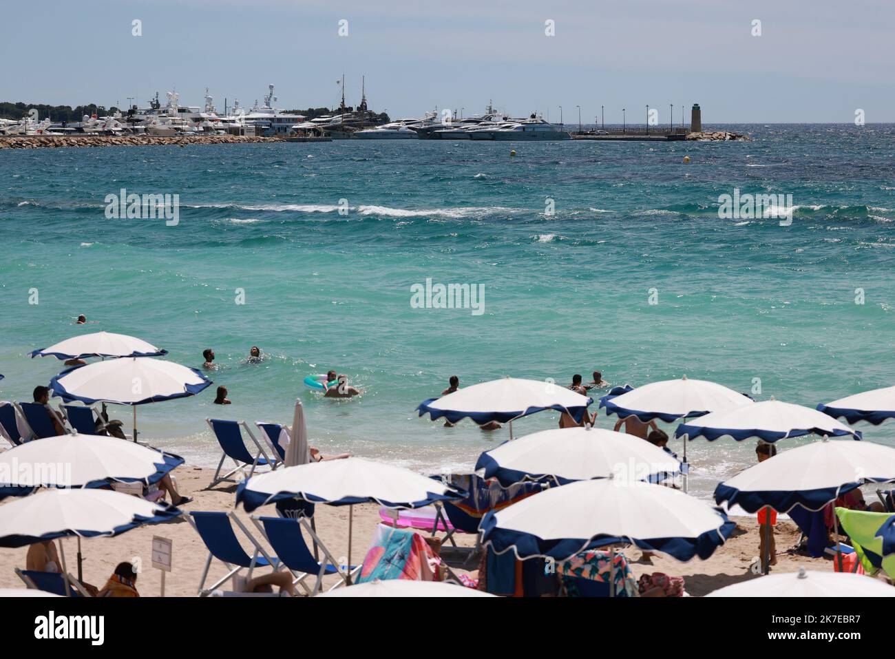 ©Pierre Teyssot/MAXPPP ; Cannes Film Festival 2021. Ausgabe 74. des „Festival International du Film de Cannes“ unter Covid-19 Ausbruch am 13/07/2021 in Cannes, Frankreich. Der Strand und das Meer. â© Pierre Teyssot/Maxppp Stockfoto
