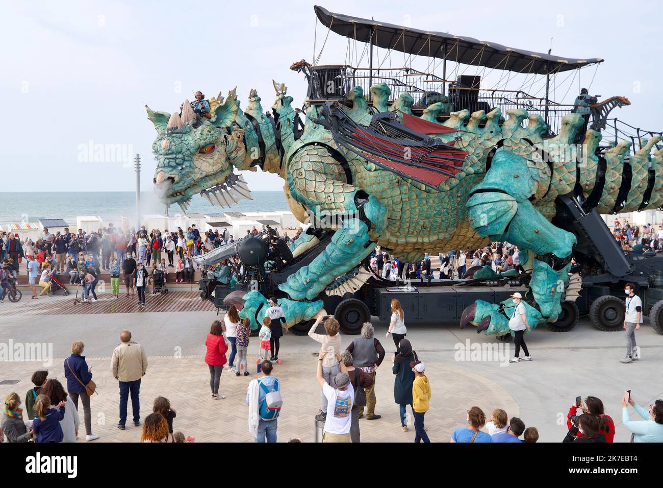 ©PHOTOPQR/VOIX DU Nord/Johan BEN AZZOUZ ; 13/07/2021 ; Calais, le 13 juillet 2021. troisième spectacle pour l'inauguration du nouveau Front de mer de Calais. FOTO JOHAN BEN AZZOUZ LA VOIX DU Nord - der Drache von Calais und der Wächter-Leguan! La Compagnie du Dragon präsentiert seine mechanische Bestiarium! Majestätisches Tier, das vom französischen Künstler François Delaroziere 12 Meter hoch und 25 Meter lang vorgestellt wurde, oder werden Sie Maschinist und erwecken Sie unseren Sentinel Iguana zum Leben. Stockfoto