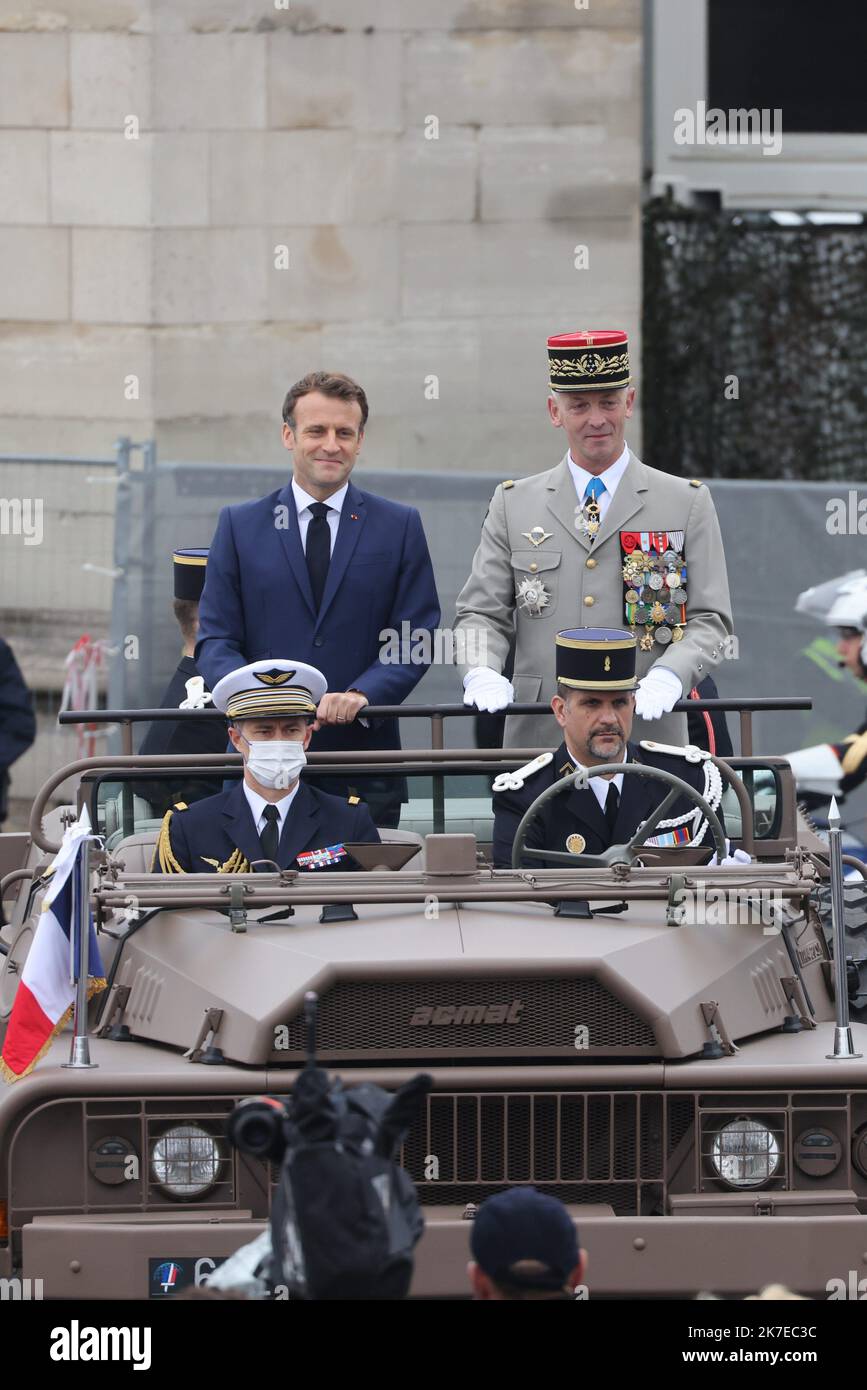 ©PHOTOPQR/LE PARISIEN/Philippe de Poulpiquet ; Paris ; 14/07/2021 ; Paris (75), le 14 juillet 2021. A l'occasion des cérémonies du 14-Juillet à Paris, le Président de la République Emmanuel Macron termine la Revue des troupes accompagné du général d'armée François Lecointre, Küchenchef d'état-Major des armées. Paris, Frankreich, 14. 2021. juli Bastille-Tag, Nationalfeiertag, Parade Stockfoto