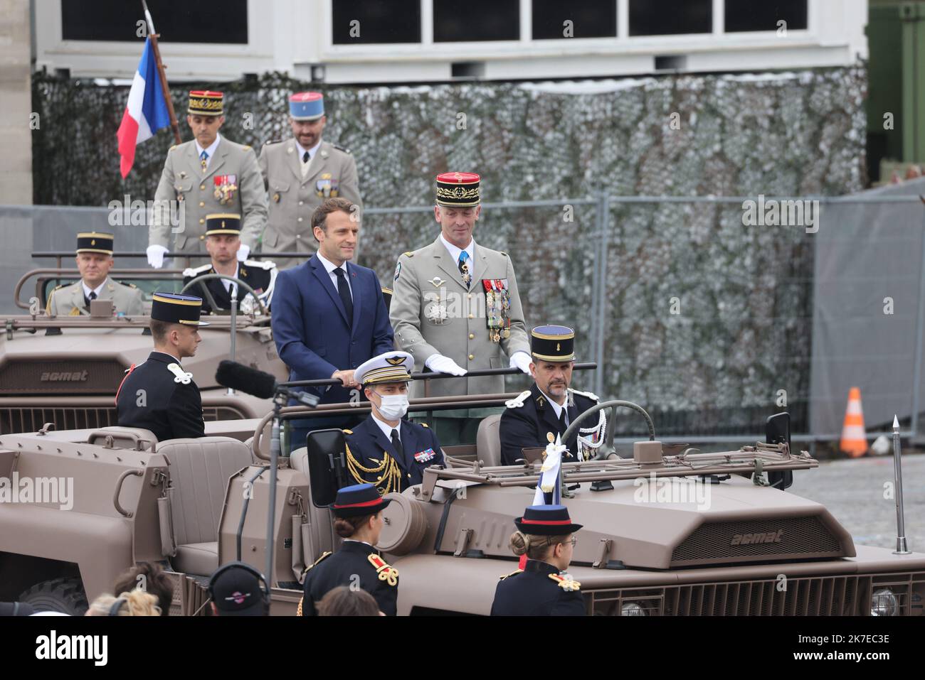 ©PHOTOPQR/LE PARISIEN/Philippe de Poulpiquet ; Paris ; 14/07/2021 ; Paris (75), le 14 juillet 2021. A l'occasion des cérémonies du 14-Juillet à Paris, le Président de la République Emmanuel Macron termine la Revue des troupes accompagné du général d'armée François Lecointre, Küchenchef d'état-Major des armées. Paris, Frankreich, 14. 2021. juli Bastille-Tag, Nationalfeiertag, Parade Stockfoto