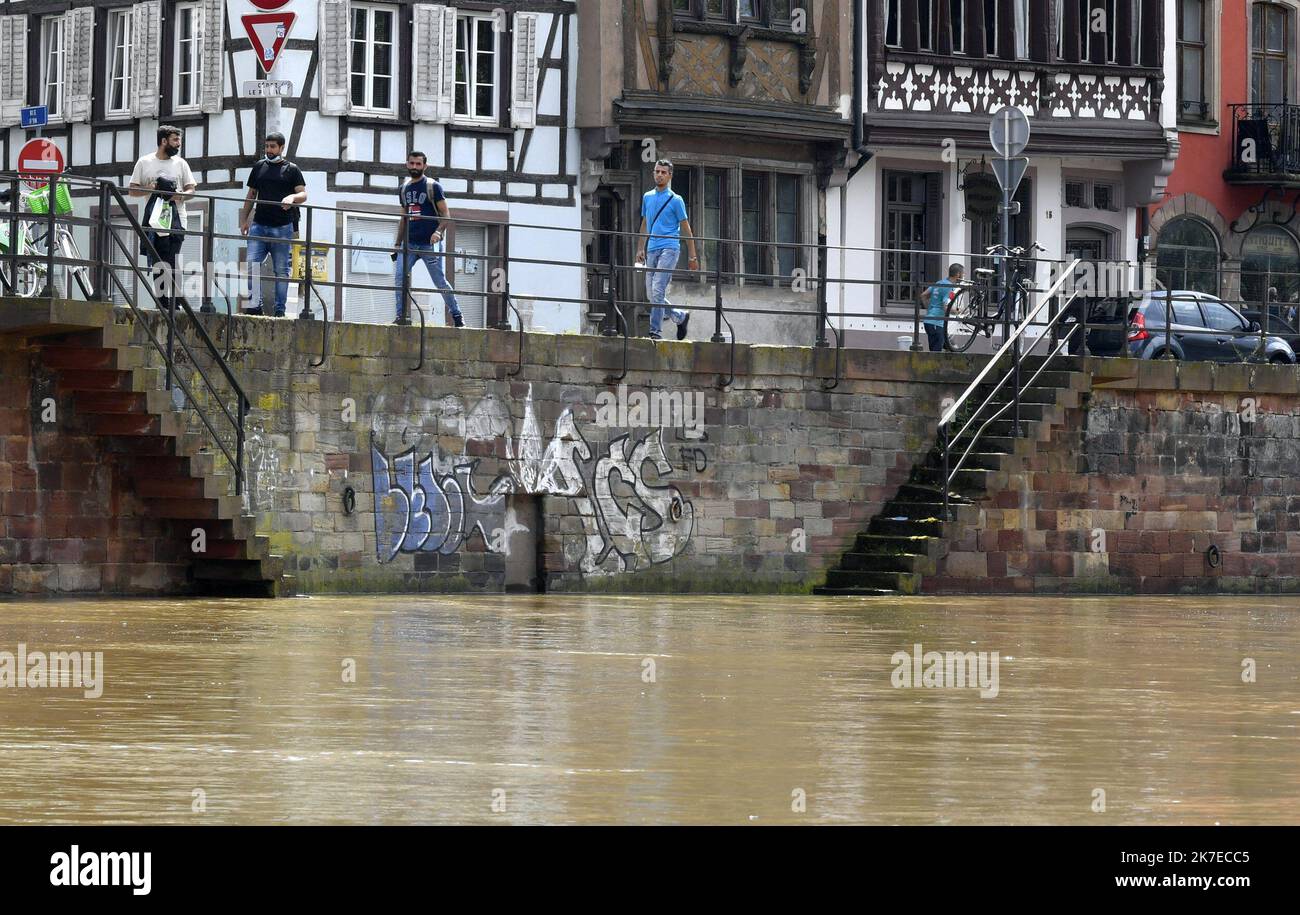 ©Franck KOBI/MAXPPP ; Strasbourg ; 16/07/2021 ; les fortes pluies favorisent la montée des eaux comme ici le long des Quais au Centre ville de Strasbourg - Überschwemmungen in Strasnbourg, Frankreich, am 16. 2021. juli Stockfoto