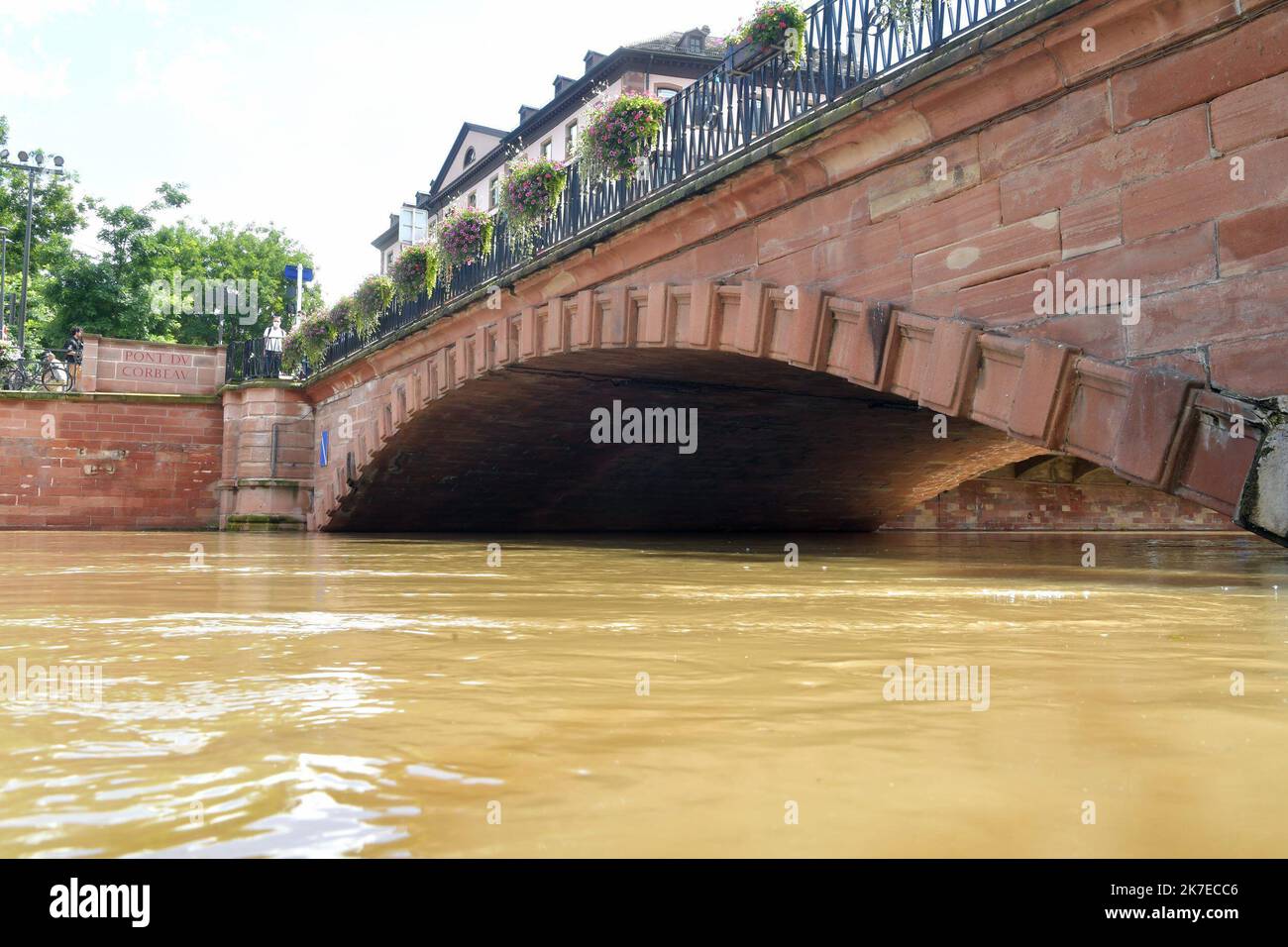 ©Franck KOBI/MAXPPP ; Strasbourg ; 16/07/2021 ; les fortes pluies favorisent la montée des eaux comme ici le long des Quais au Centre ville de Strasbourg - Überschwemmungen in Strasnbourg, Frankreich, am 16. 2021. juli Stockfoto