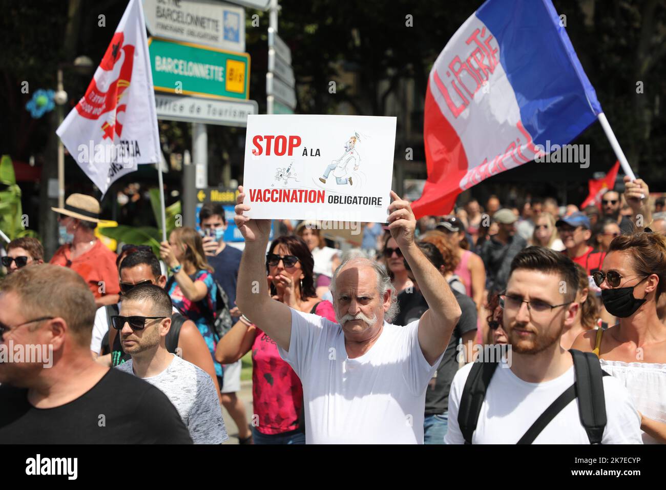 ©PHOTOPQR/LA PROVENCE/DUCLET Stéphane ; Digne-les-Bains ; 17/07/2021 ; Manifestation dans les rues de Digne contre le Pass sanitaire et la impfung obligatoire. Mobilisierung gegen den Gesundheitsausweis und die Impfpflicht in Dignes les bains Stockfoto