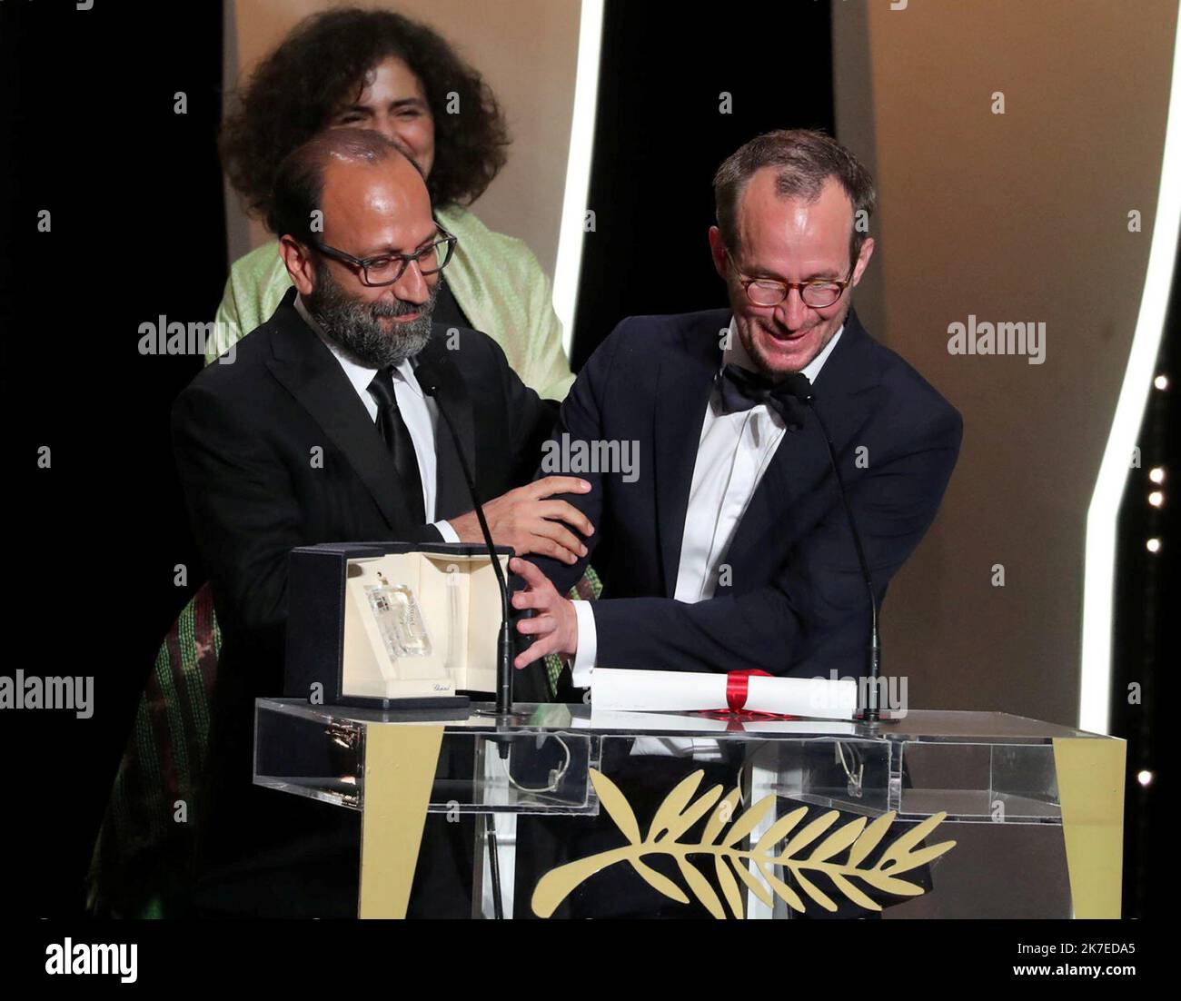 ©PHOTOPQR/NICE MATIN/Patrice Lapoirie ; Cannes ; 17/07/2021 ; der iranische Regisseur Asghar Farhadi (L) und der finnische Regisseur Juho Kuosmanen posieren auf der Bühne, nachdem sie für ihre Filme 'Ghahreman'(A Hero)' und 'Compartment No. 6 (Hytti no 6) gleichermaßen mit dem Grand Prix ausgezeichnet wurden. Während der Abschlusszeremonie der Filmfestspiele von Cannes 74. am 17. Juli 2021 in Cannes, Südfrankreich. Die Internationalen Filmfestspiele von Cannes 74. in Frankreich. Stockfoto