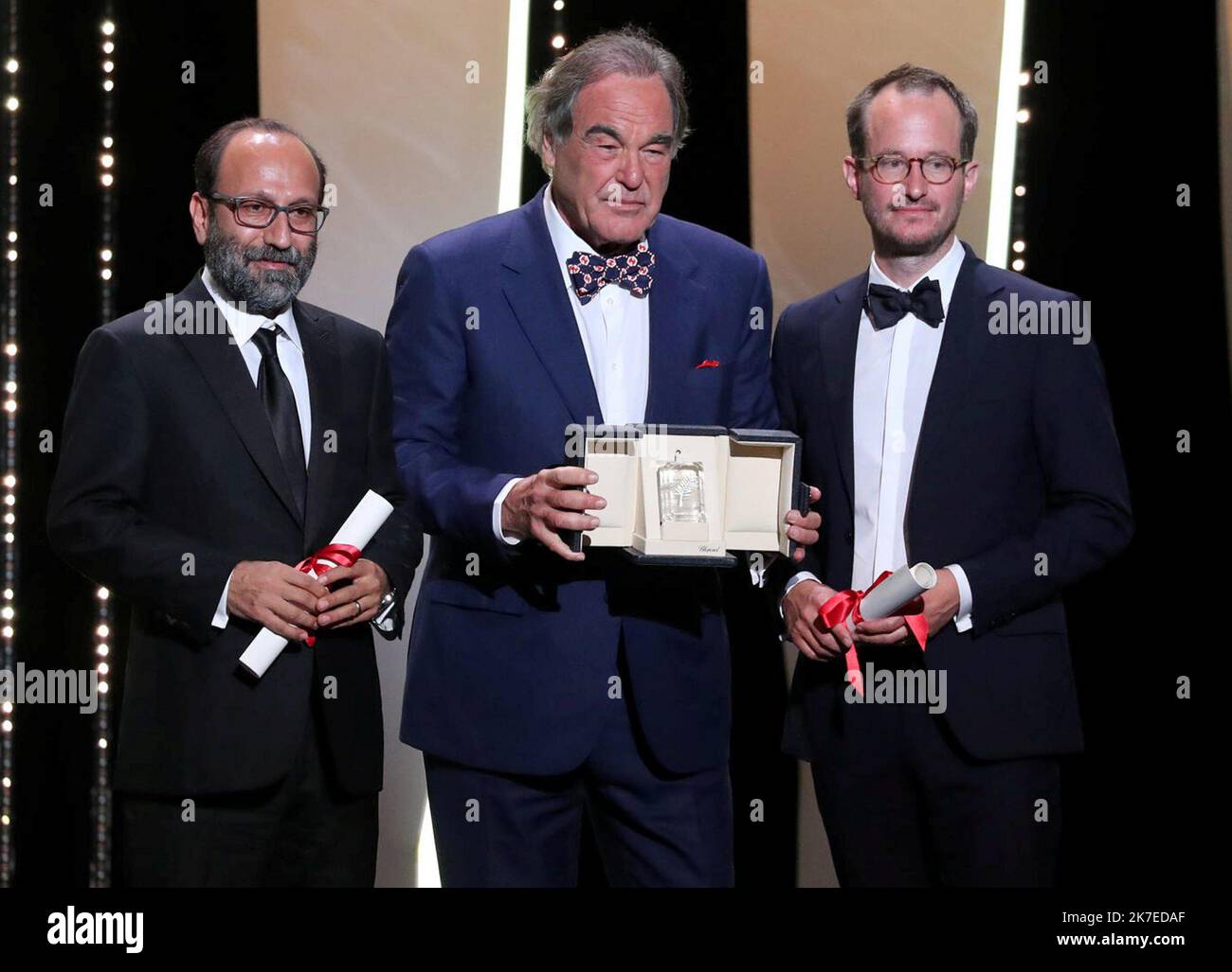 ©PHOTOPQR/NICE MATIN/Patrice Lapoirie ; Cannes ; 17/07/2021 ; ranischer Regisseur Asghar Farhadi (L) und der finnische Regisseur Juho Kuosmanen (R) posieren mit dem US-Regisseur Oliver Stone, nachdem sie für ihre Filme 'Ghahreman'(A Hero)' und 'Compartment No. 6 (Hytti no 6) gleichermaßen mit dem Grand Prix ausgezeichnet wurden. Während der Abschlusszeremonie der Filmfestspiele von Cannes 74. am 17. Juli 2021 in Cannes, Südfrankreich. Die Internationalen Filmfestspiele von Cannes 74. in Frankreich. Stockfoto
