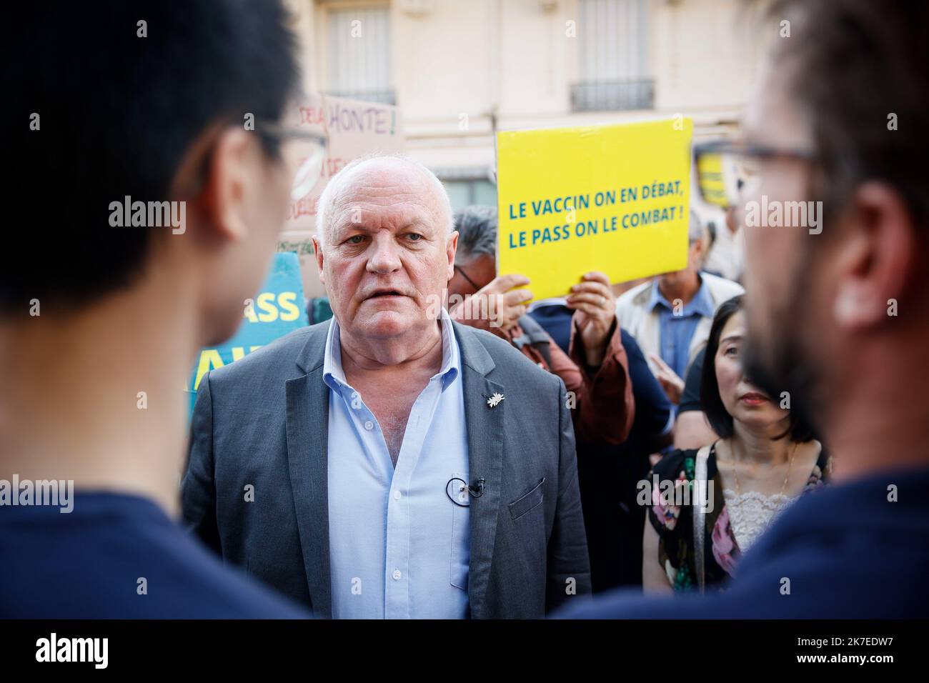 ©THOMAS PADILLA/MAXPPP - 22/07/2021 ; PARIS, FRANCE ; RASSEMBLEMENT DEVANT LE SENAT CONTRE L' OBLIGATION VACCINALE ET LE PASSE SANITAIRE. FRANCOIS ASSELINEAU, PRÄSIDENT DE L' UPR. Protestdemonstration gegen die Impfpflicht und einen obligatorischen Gesundheitsausweis, der von der französischen Regierung am 22. Juli 2021 in Paris gefordert wurde. Stockfoto