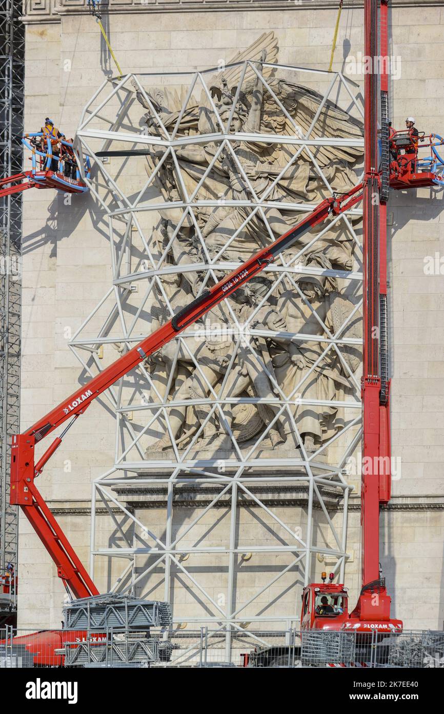 ©Sebastien Muylaert/MAXPPP - Skulpturen des Triumphbogens, die vor der Umhüllung des Denkmals geschützt werden, als Teil einer posthumen monumentalen Installation des verstorbenen bulgarischen Künstlers Christo. Das monumentale Werk soll das Pariser Denkmal vom 18. September bis zum 3. Oktober 2021 trotz Christos Tod im Mai 2020 unter 25.000 qm recycelbarem Polypropylen-Silber und blauem Stoff und 7.000 m rotem Seil verschwinden lassen. Paris, 23.07.2021 Stockfoto