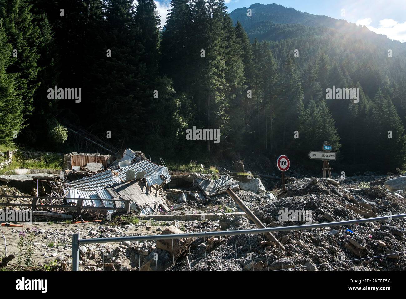 ©Michael Bunel / Le Pictorium/MAXPPP - Michael Bunel / Le Pictorium - 18/7/2021 - Frankreich / Alpes cote d azur / Roquebilliere - 1 an apres le Passage de la tempete Alex, les stigmates sont toujours visibles dans la vallee de la Roya. Des maisons en parties detruites sont toujours visibles et certaines Routes sont toujours fermees. 7 Juillet 2021. Frankreich. / 18/7/2021 - Frankreich / ? Alpes cote d azur ? / Roquebilliere - 1 Jahre nach dem Sturm Alex ist das Stigma im Roya-Tal noch sichtbar. Einige Häuser sind noch sichtbar und einige Straßen sind noch geschlossen. 7. Juli 2021. Frankreich. Stockfoto