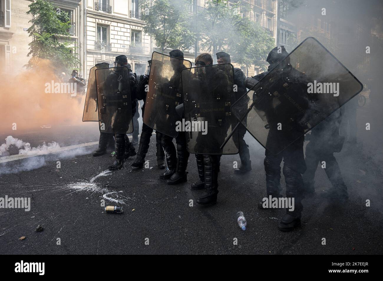 ©Julien Mattia / Le Pictorium/MAXPPP - Julien Mattia / Le Pictorium - 24/7/2021 - Frankreich / Ile-de-France / Paris - Tensions lors de la marche contre le Pass Sanitaire a Paris, le 24 Juillet 2021 / 24/7/2021 - Frankreich / Ile-de-France (Region) / Paris - Spannungen während des marsches gegen den Gesundheitspass in Paris, 24. Juli 2021 Stockfoto