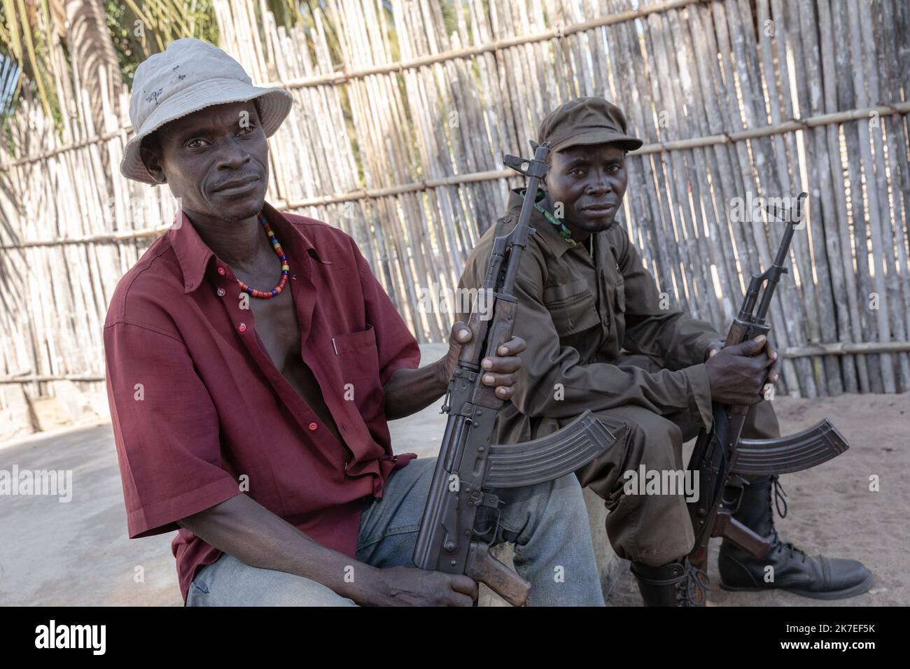 ©Chris Huby / Le Pictorium/MAXPPP - Chris Huby / Le Pictorium - 25/6/2021 - Mosambik / Cabo Delgado / Mueda - Mosambik / Cabo Delgado / Mueda District / Village de Nanhala / Les Forca Local sont des militaires FRELIMO a la retraite que le gouvernement de Maputo a reengage Pour garder les differents villages aux alentours de Mueda. La rumeur voudrait que les Insures Al-Shabababs attaquent bientot. / 25/6/2021 - Mosambik / Cabo Delgado / Mueda - Mosambik / Cabo Delgado / Mueda District / Nanhala Village / The Forca Local sind pensionierte FRELIMO-Soldaten, die die Regierung Maputo wieder eingestellt hat Stockfoto