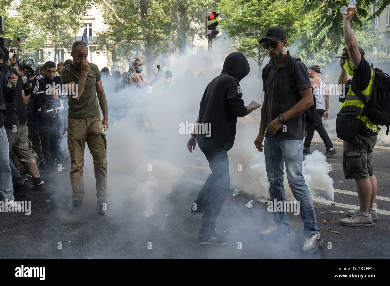 ©Julien Mattia / Le Pictorium/MAXPPP - Julien Mattia / Le Pictorium - 24/7/2021 - Frankreich / Ile-de-France / Paris - Tensions lors de la marche contre le Pass Sanitaire a Paris, le 24 Juillet 2021 / 24/7/2021 - Frankreich / Ile-de-France (Region) / Paris - Spannungen während des marsches gegen den Gesundheitspass in Paris, 24. Juli 2021 Stockfoto