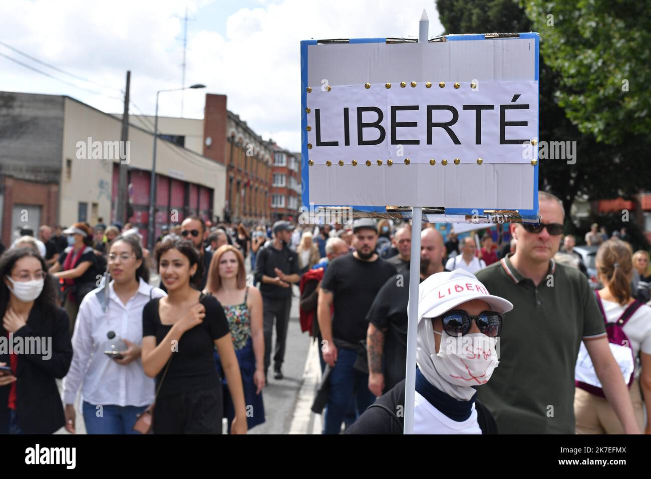 ©PHOTOPQR/VOIX DU NORD/FLORENT MOREAU ; 31/07/2021 ; LILLE, LE 31.07.2021. Manifestation contre le Pass sanitaire et la impfung obligatoire contre le coronavirus, samedi apres-Midi dans les rues de Lille. Une Manifest brandit une pancarte sur laquelle est ecrit ' Liberte '. FOTO FLORENT MOREAU LA VOIX DU Nord - Großdemonstration gegen die Einführung des Sanitäranpasses. Stockfoto