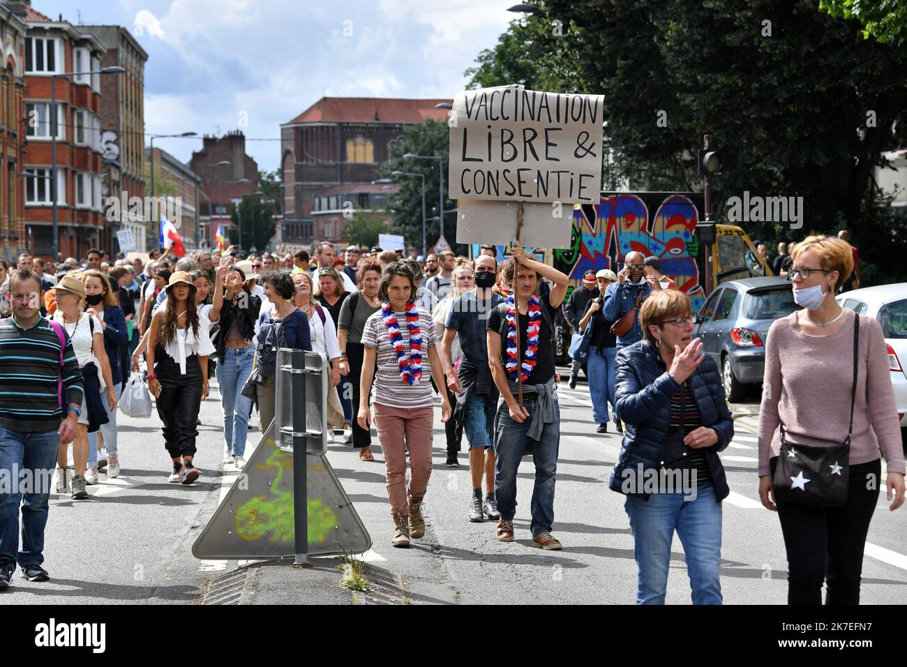 ©PHOTOPQR/VOIX DU NORD/FLORENT MOREAU ; 31/07/2021 ; LILLE, LE 31.07.2021. Manifestation contre le Pass sanitaire et la impfung obligatoire contre le coronavirus, samedi apres-Midi dans les rues de Lille. UN Manifest brandit une pancarte sur laquelle est ecrit „ impfung libre et consentie “. FOTO FLORENT MOREAU LA VOIX DU Nord - Großdemonstration gegen die Einführung des Sanitäranpasses. Stockfoto