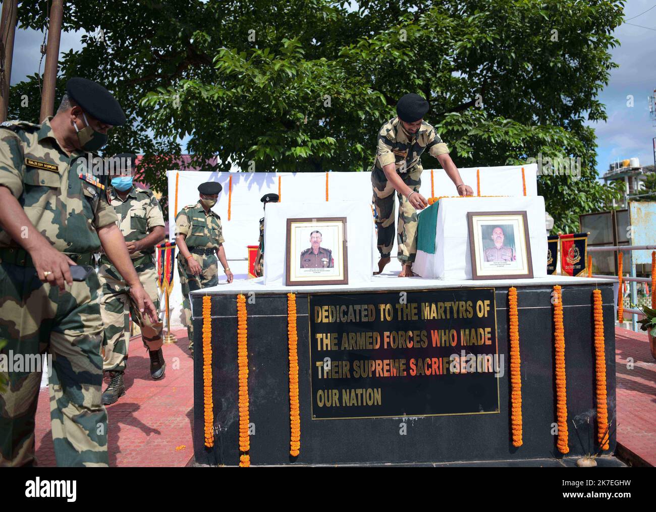 ©Abhisek Saha / Le Pictorium/MAXPPP - Abhisek Saha / Le Pictorium - 4/8/2021 - Inde / Tripura / Agartala - Les jawans du BSF montent la Garde d'honneur devant le Corps des jawans du BSF, le sous-inspecteur Bhuru Singh et le constable Rajkumar Singh, Qui ont ete tues par le NLFT (Nationale Befreiungsfront von Tripura), a l'aeroport de MBB. ILS seront envoyes dans leur ville natale par avion depuis Agartala. / 4/8/2021 - Indien / Tripura / Agartala - die BSF-Jawane geben Ehrenwache für den Körper der BSF-Jawane, des Unterinspektors Bhuru Singh und des Vollzugsbeamten Rajkumar Singh, der von NLFT ( Stockfoto