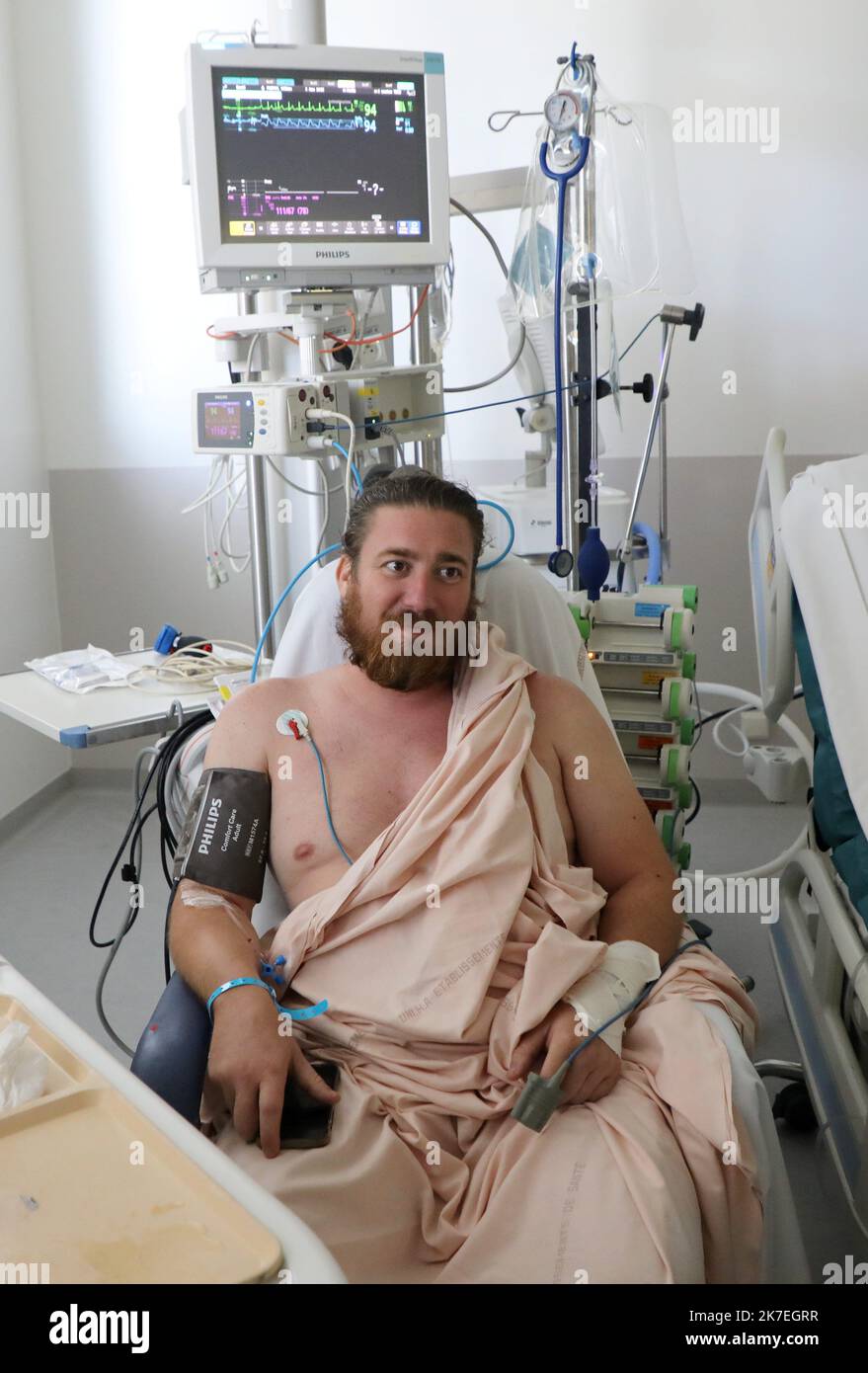 ©PHOTOPQR/LA PROVENCE/VALERIE VREL ; Marseille ; 06/08/2021 ; Reportage dans le Service de Réanimation des patients Covidés, à l'Hôpital de La Timone. Rencontre avec un Patient covidé de 34 ans, Wiliam Parpet, Gastronom sur le cours d'Estienne d'Orves, et d'une jeune femme de 27 ans, enceinte de 20 semaines, et qui a passé quelques jours en réanimation, tous deux ont présenté des formes grave et ont donc été placés en réanimation, Malgré leur jeune âge et l'absence de comorbidité. 100 % de la réanimation de l'Hôpital de La Timone est occupée par des personnes qui n'ont pas été vaccinées. - Stockfoto