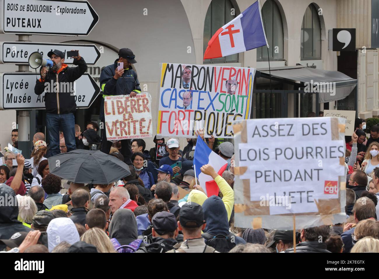 ©PHOTOPQR/LE PARISIEN/Ph Lavieille ; NEUILLY SUR SEINE ; 07/08/2021 ; Manifestation anti Pass sanitaire depuis le métro Pont de Neuilly jusqu'à la place du Chatelet à Paris 2000 Manifestants environon maniitaire contre le Pass sanitaire et son atteinte à la liberté . Demonstration, Teil eines nationalen Protesttages gegen den obligatorischen Covid-19-Gesundheitsausweis für den Zugang zum größten Teil des öffentlichen Raums, am 7. August 2021 in Paris. Stockfoto