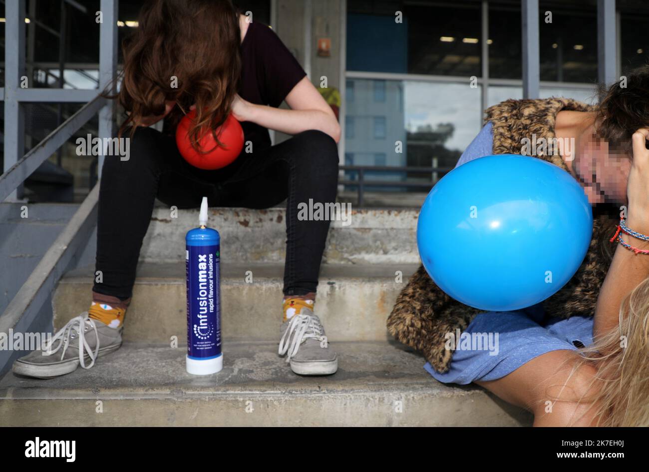 ©PHOTOPQR/LA PROVENCE/VALERIE VREL ; Marseille ; 07/08/2021 ; Le fléau des ballons gonflés au protoxyde d'azote et inhalés par les jeunes, nouvelle drogue, apparue depuis 2 à 3 ans à Marseille et partout en France.Ici dans le quartier d'Arenc, des jeunes se droguent au protoxazote, yde d'élyde En peine journée à la vue de tous, gaz contenu dans les bombes en vente libre dans les épiceries, qu'ils inhalent sous la forme de ballons et leur procure une euphorie Passagère. Marseille; 08/07/2021; die Geißel der Ballons, die mit Lachgas aufgepumpt und von jungen Menschen eingeatmet wurden, ein neues Medikament, erschien für 2 Stockfoto