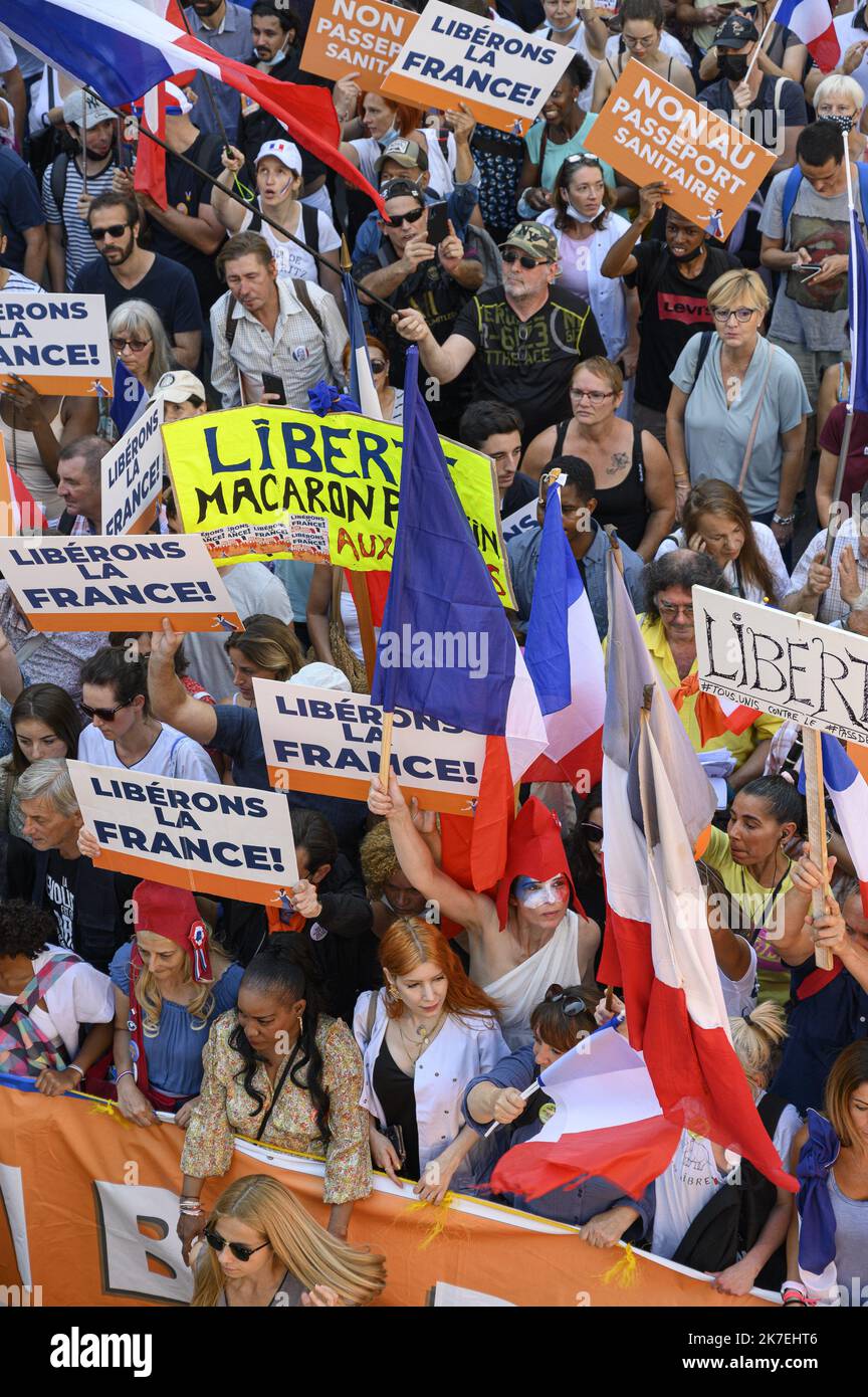 ©Julien Mattia / Le Pictorium/MAXPPP - Julien Mattia / Le Pictorium - 14/8/2021 - Frankreich / Ile-de-France / Paris - Nouvelle Manifestation des Anti-Pass sanitaire menee par Florian Philippot a Paris. / 14/8/2021 - Frankreich / Ile-de-France (Region) / Paris - Neue Demonstration der Anti-Sanitär-Pässe unter der Leitung von Florian Philippot in Paris. Stockfoto