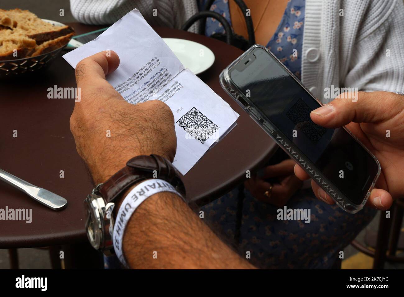 ©PHOTOPQR/Sud OUEST/Cottereau Fabien ; Bordeaux ; 19/08/2021 ; Au total, 20,000 bracelets vont être MIS à disposition des établissements dans les lieux touristiques les plus fréquentés de la Gironde, notamment à Bordeaux, dans le bassin d'Arcachon et à Saint-Emilion, selon l'UMIH (Union des métiers et des Industrie de l'Hôtellerie) départementale, qui a reçu l'aval des autorités. - In Südwestfrankreich erprobt wurden Armbänder für Gesundheitspasse 20.000 Armbänder, die als Gesundheitspasse dienen, werden den Einrichtungen in den am meisten frequentierten touristischen Orten der Gironde, insbesondere in Bor, zur Verfügung gestellt Stockfoto