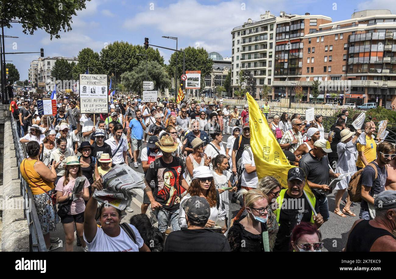 ©PHOTOPQR/L'INDEPENDANT/Michel Clementz ; PERPIGNAN ; 21/08/2021 ; PERPIGNAN LE 21 aout 2021 / SOCIAL / MANIFESTATION CONTRE LE PASS SANITAIRE ET CONTRE LES MEDIAS / PLUS DE 2500 MANIFESTANTS DANS CENTRE VILLE DE PERPIGNAN / ILLUSTRATION / CORTEGE ET MESSAGES / Frankreich, Perpignan Anti-Health Pass proteste August 21 2021 Stockfoto