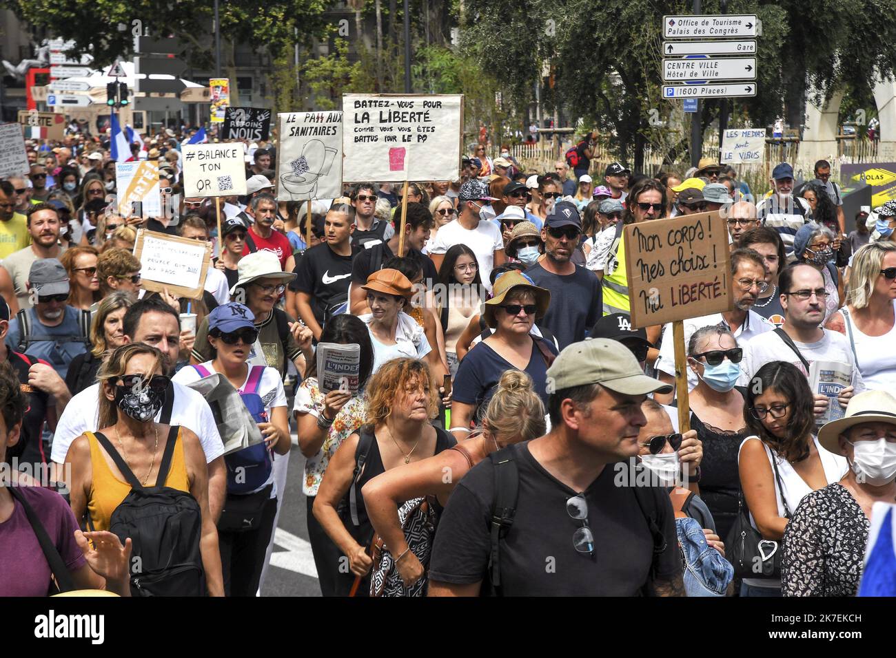 ©PHOTOPQR/L'INDEPENDANT/Michel Clementz ; PERPIGNAN ; 21/08/2021 ; PERPIGNAN LE 21 aout 2021 / SOCIAL / MANIFESTATION CONTRE LE PASS SANITAIRE ET CONTRE LES MEDIAS / PLUS DE 2500 MANIFESTANTS DANS CENTRE VILLE DE PERPIGNAN / ILLUSTRATION / CORTEGE ET MESSAGES / Frankreich, Perpignan Anti-Health Pass proteste August 21 2021 Stockfoto