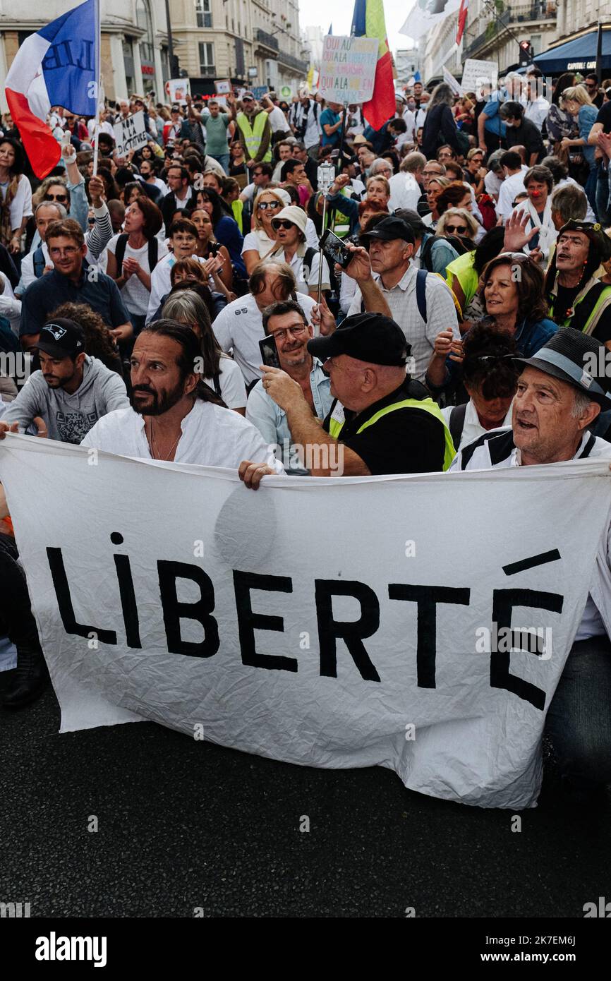 ©Jan Schmidt-Whitley/Le Pictorium/MAXPPP - Jan Schmidt-Whitley/Le Pictorium - 28/8/2021 - Frankreich / Paris / Paris - Francis Lalanne est en tete du cortege derriere une Banderole proclamant: Liberte. Quelques Milliers de Manifeste ont defile contre l'instauration du passe sanitaire en France, samedi 28 aout 2021 a Paris. Le cortege qui partait de la Place de la Bourse s'est dirige vers Chatelet encadre par un dispositif demactival des forces de l'ordre. De nombreux Slogans contre l'Obligation de vacciner les enfants ont ete entendus. / 28/8/2021 - Frankreich / Paris / Paris - Francis Lalanne führte Stockfoto