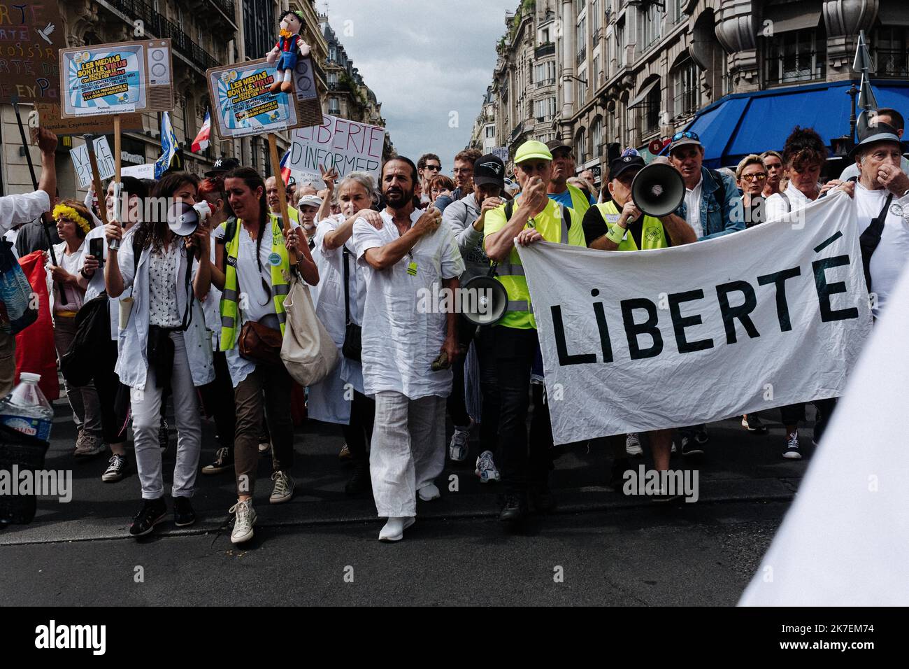 ©Jan Schmidt-Whitley/Le Pictorium/MAXPPP - Jan Schmidt-Whitley/Le Pictorium - 28/8/2021 - Frankreich / Paris / Paris - Francis Lalanne est en tete du cortege derriere une Banderole proclamant: Liberte. Quelques Milliers de Manifeste ont defile contre l'instauration du passe sanitaire en France, samedi 28 aout 2021 a Paris. Le cortege qui partait de la Place de la Bourse s'est dirige vers Chatelet encadre par un dispositif demactival des forces de l'ordre. De nombreux Slogans contre l'Obligation de vacciner les enfants ont ete entendus. / 28/8/2021 - Frankreich / Paris / Paris - Francis Lalanne führte Stockfoto