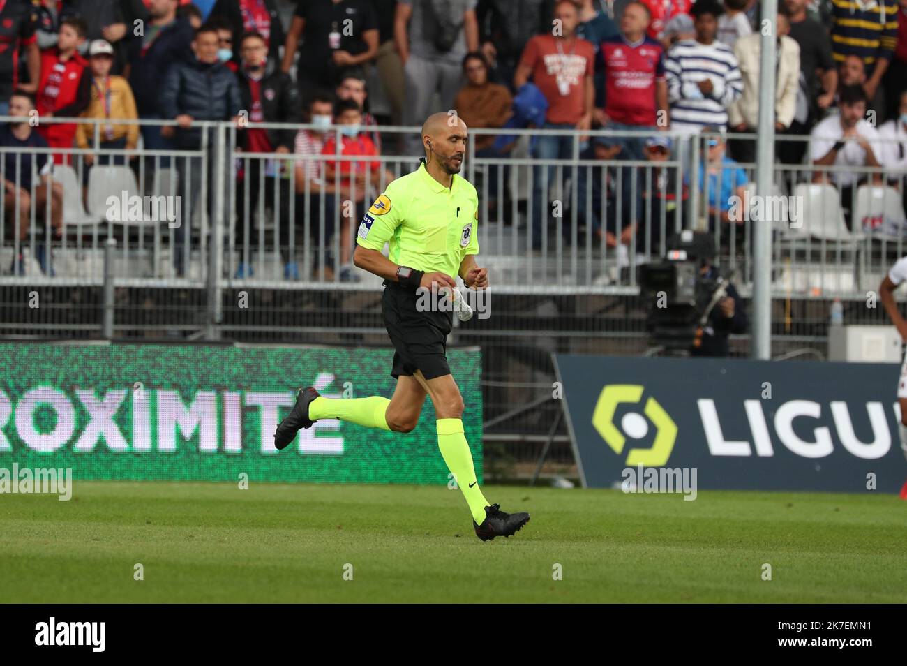 Thierry LARRET/MAXPPP. Fußball. Ligue 1 Uber Isst. Clermont Foot 63 gegen Football Club de Metz. Stade Gabriel L'arbitre Hakim BEN EL HADJ ramasse un Projektil Stockfoto