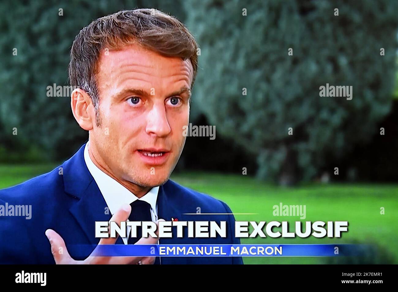 ©PHOTOPQR/L'EST REPUBLICAIN/ALEXANDRE MARCHI ; NANCY ; 29/08/2021 ; VERTEIDIGUNG - ENTRETIEN EXCLUSIF MACRON TF1 - FERNSEHEN - CRISE EN AFGHANISTAN. Nancy 29 août 2021. Le président de la République, Emmanuel MACRON, répond à un entrétien exclusif dans le Journal télévisé de 20 h sur TF1, depuis le Kurdistan Irakien à l'issue d'un déplacement de deux jours un Irak, à propos de la crise en Afghanistan. FOTO Alexandre MARCHI. - August 29. 2021. Der französische Präsident wird zur Afghanistan-Krise interviewt Stockfoto