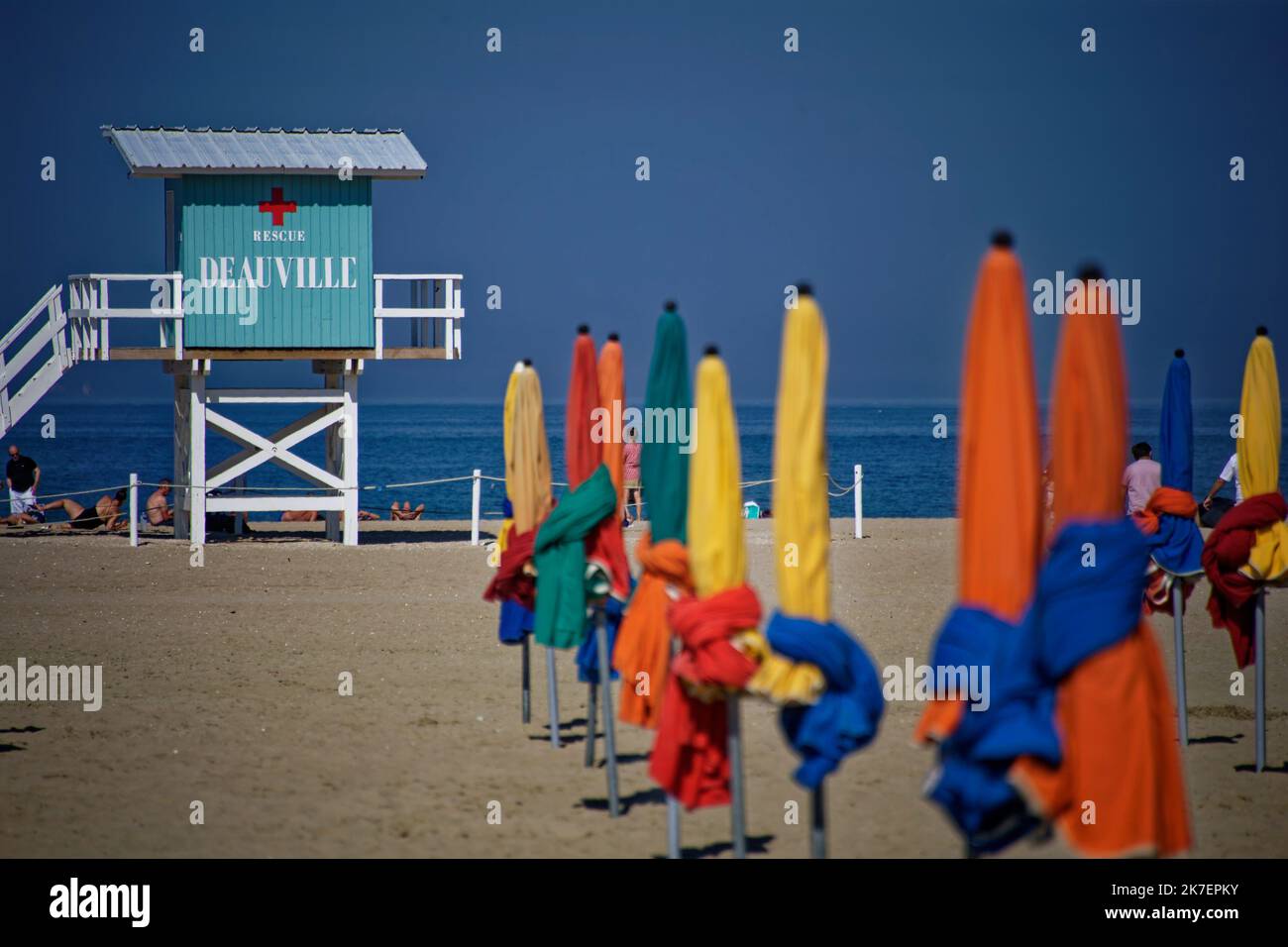 ©PHOTOPQR/OUEST FRANKREICH/Daniel FOURAY ; Deauville . 14 . ; 06/09/2021 ; 47e Festival du cinéma américain de Deauville . Illustration Plage de Deauviles . Sonnenschirme. Foto Daniel Fouray . - Strand von Deauville, westlich von Frankreich. Stockfoto