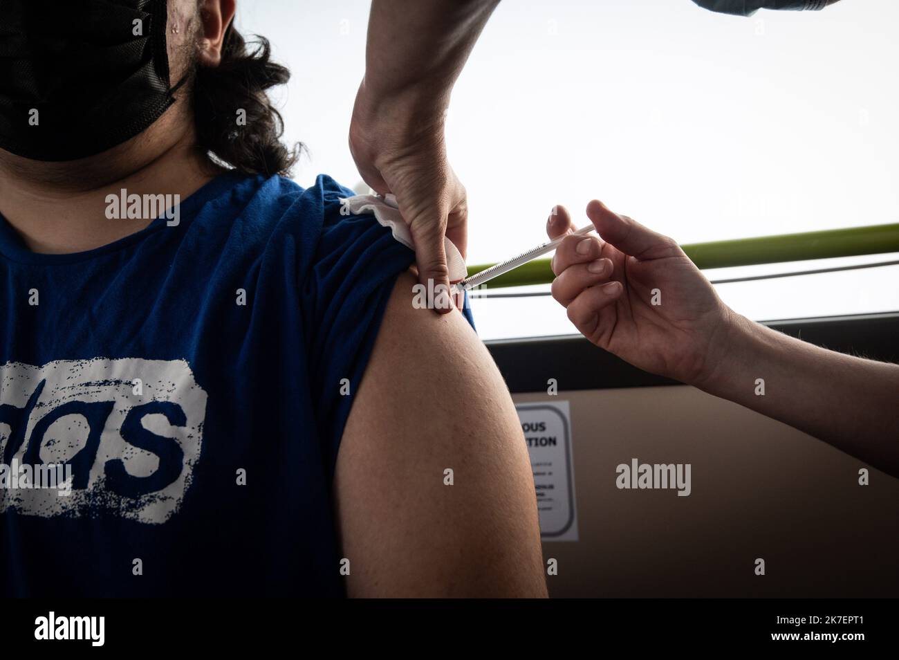 ©PHOTOPQR/JOURNAL DU CENTRE/Pierre DESTRADE ; ; 07/09/2021 ; des élèves du lycée Alain-Colas se font vaciner contre le Covid dans le Vaccinobus, MIS en place par la Ville de Nevers et Nevers Agglomération, mardi 7 septembre 2021. - Studenten des Lycée Alain-Colas werden gegen Covid in Vaccinobus geimpft, der von der Stadt Nevers eingerichtet wurde Stockfoto