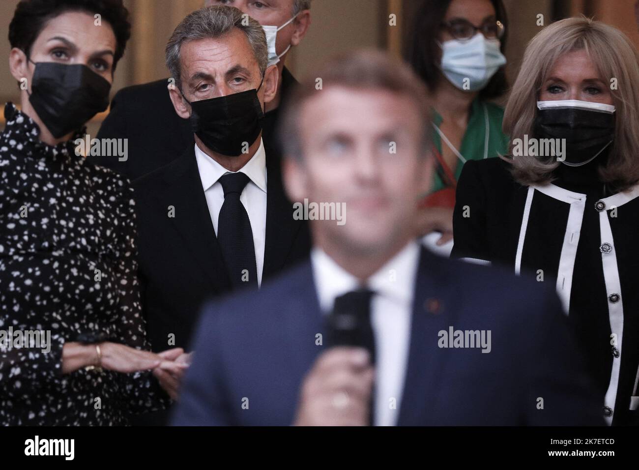 © Pool Stéphane Lemouton/ Maxppp, Frankreich, Paris, 2021/09/13 Farida Khelfa, l'ancien Präsident Nicolas Sarkozy et la première dame, Brigitte Macron lors de l'inauguration de l'Exposition de D.Buren 'Pavoisé: Travail in situ' dans la Verrière du Jardin d'hiver au palais de l'Elysée à Paris, Frankreich, le 13 septembre 2021 - Atmosphäre während der Eröffnung der Ausstellung von D.Buren 'Pavoisé: Arbeiten Sie vor Ort am 13. September 2021 im Glasdach des Jardin d'hiver im Palais de l'Elysée in Paris, Frankreich. Stockfoto
