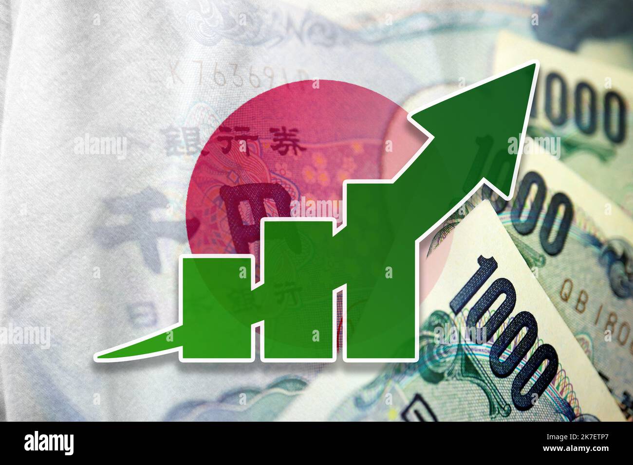 Wirtschaftsdiagramm: Steigender Pfeil, Japan-Flagge und Bargeld, japanische Yen-Banknoten Stockfoto