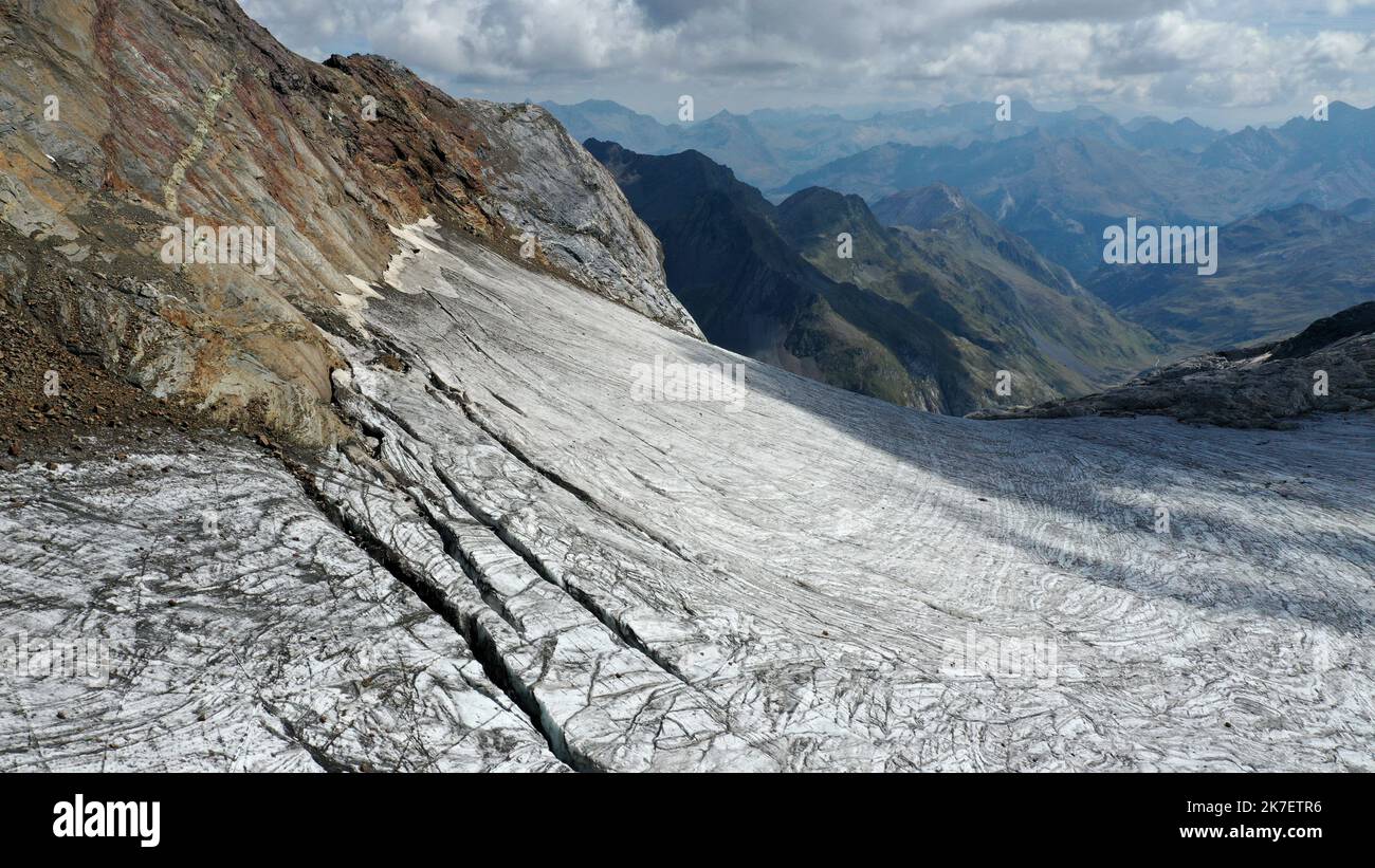 ©PHOTOPQR/OUEST FRANCE/Stéphane Geufroi ; Gavarnie ; 05/09/2021 ; Le Glacier d'Ossoue est un Glacier des Pyrénées situé dans le Massiv du Vignemale, sur le versant nord de la frontière franco-espagnole dans le département des Hautes-Pyrénées . Le plus haut Glacier des Pyrénées françaises, victime du réchauffement climatique, fait l’objet d’une Surveillance permanente. Pierre René, glaciologue, estime qu’il Aura disparu d’ici à vingt ans. - Globale Erwärmung : Ossoue-Gletscher (französische Pyrenäen) Stockfoto
