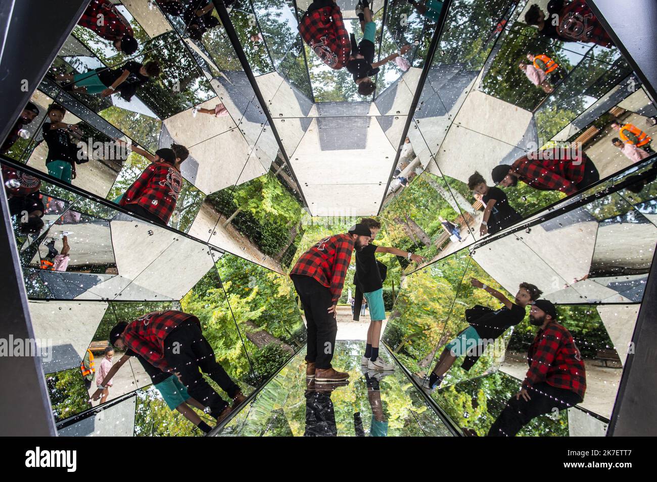 ©PHOTOPQR/PRESSE OCEAN/Olivier Lanrivain ; Nantes ; 15/09/2021 ; Scopitone. Passagiere, l'œuvre immersive de Guillaume Marmin au Jardin des plantes de Nantes, un gigantesque kaléidoscope de 6 meters de long dans un Container. Foto Presse-Océan/Olivier Lanrivain - Passagiere, die immersive Arbeit von Guillaume Marmin im Jardin des plantes de Nantes, einem gigantisch 6 Meter langen Kaleidoskop in einem Container. Stockfoto