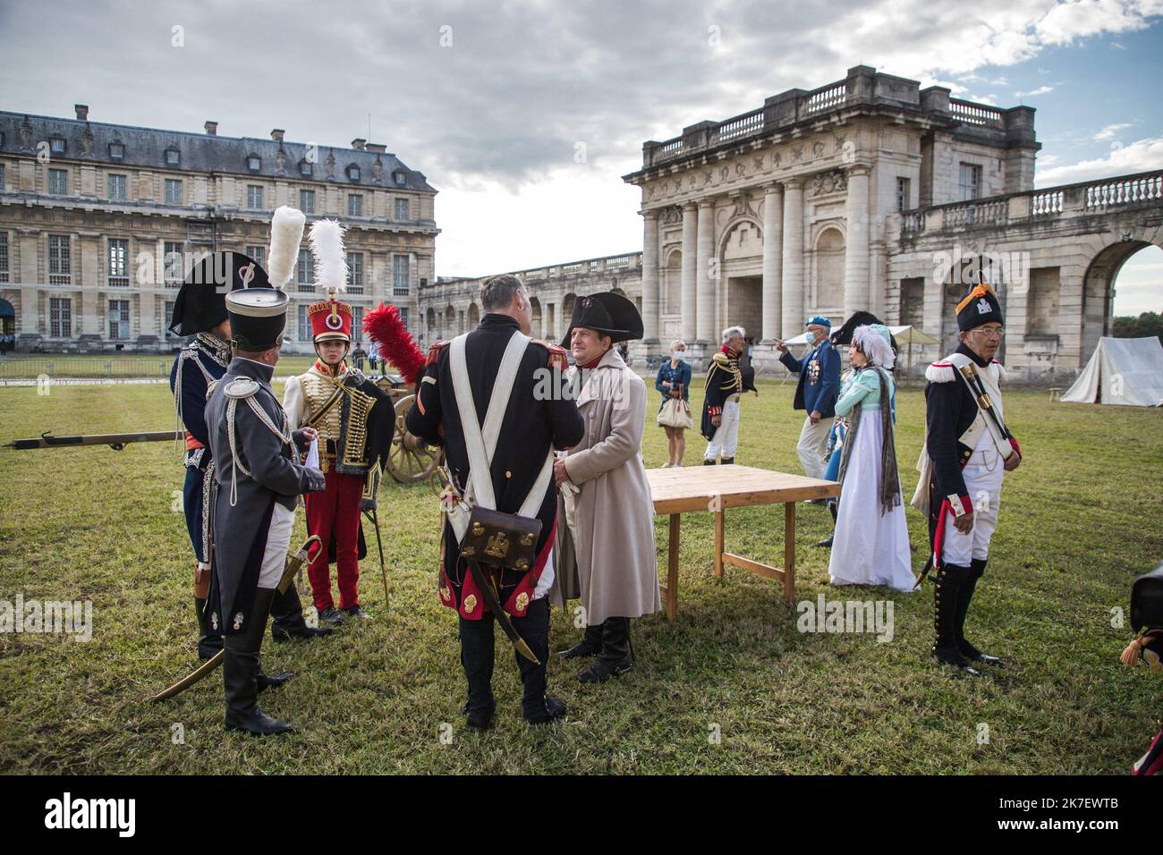 ©Christophe Petit Tesson/MAXPPP - 18/09/2021 ; VINCENNES ; FRANKREICH - Jean-Gerald Larcin (C) dans le role de Napoleon Bonaparte avec son Etat Major. Dans le Cadre des JEP (Journees Europeennes du Patrimoine) le Service historique des Armees a invitÃ© des Associations de reconstitutions historiques de la Periode napoleonienne a tenir un bivouac ouvert au public dans la cour du Chateau de Vincennes. Im Rahmen der JEP (European Heritage Days) lud der historische Dienst der Streitkräfte Verbände historischer Nachstellungen aus der napoleonischen Zeit ein, ein Biwak für die Öffentlichkeit zu halten Stockfoto