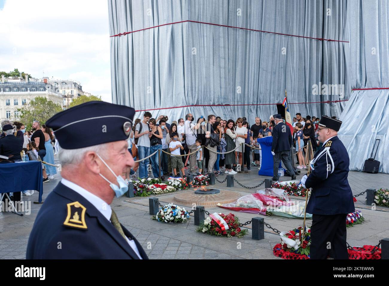 TONY HAGE/TONY HAGE/MAXPPP - PARIS FRANKREICH 18/09/2021 ; TONY HAGE/MAXPPP PARIS.18.09.2021. L’Arc de Triomphe Place de l’Etoile empaqueté selon Christo, ouvert au public . PARIS;09.18.2021. Der Triumphbogen Place de l'Etoile, verpackt von Christo, ist für die Öffentlichkeit zugänglich. Stockfoto