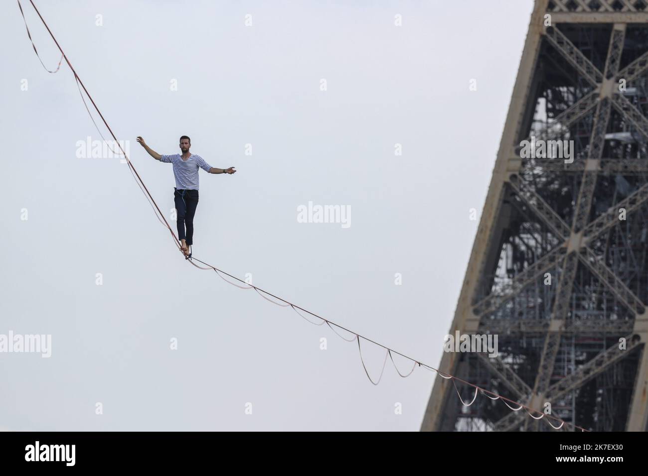 ©Sebastien Muylaert/MAXPPP - der französische Highliner Nathan Paulin spielt auf einer 70 Meter hohen Slackline zwischen 670 dem Eiffelturm und dem Theatre National de Chaillot im Rahmen der European Heritage Days 38. und der Kulturolympiade in Paris. Von der ersten Etage des Eiffelturms bis zum Theatre National de Chaillot ist die Aufführung die längste Highline-Kreuzung in einer städtischen Umgebung. 18.09.2021 en équilibre à 70 m de hauteur avec sous les pieds une simple sangle de 2,5 cm d’épaisseur, le Français Nathan Paulin va franchir samedi et dimanche les 670 m qui Stockfoto