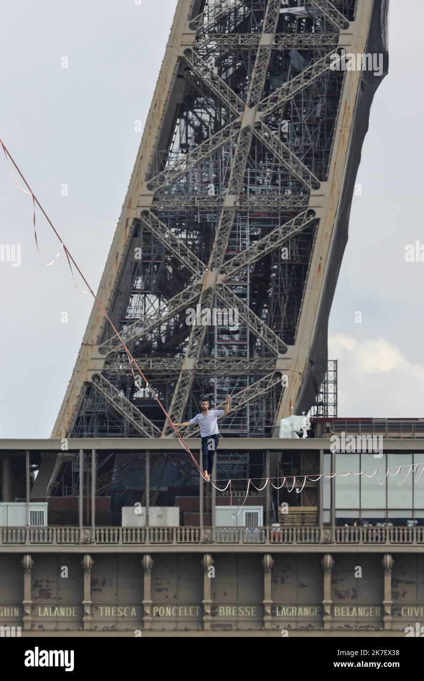 ©Sebastien Muylaert/MAXPPP - der französische Highliner Nathan Paulin spielt auf einer 70 Meter hohen Slackline zwischen 670 dem Eiffelturm und dem Theatre National de Chaillot im Rahmen der European Heritage Days 38. und der Kulturolympiade in Paris. Von der ersten Etage des Eiffelturms bis zum Theatre National de Chaillot ist die Aufführung die längste Highline-Kreuzung in einer städtischen Umgebung. 18.09.2021 en équilibre à 70 m de hauteur avec sous les pieds une simple sangle de 2,5 cm d’épaisseur, le Français Nathan Paulin va franchir samedi et dimanche les 670 m qui Stockfoto