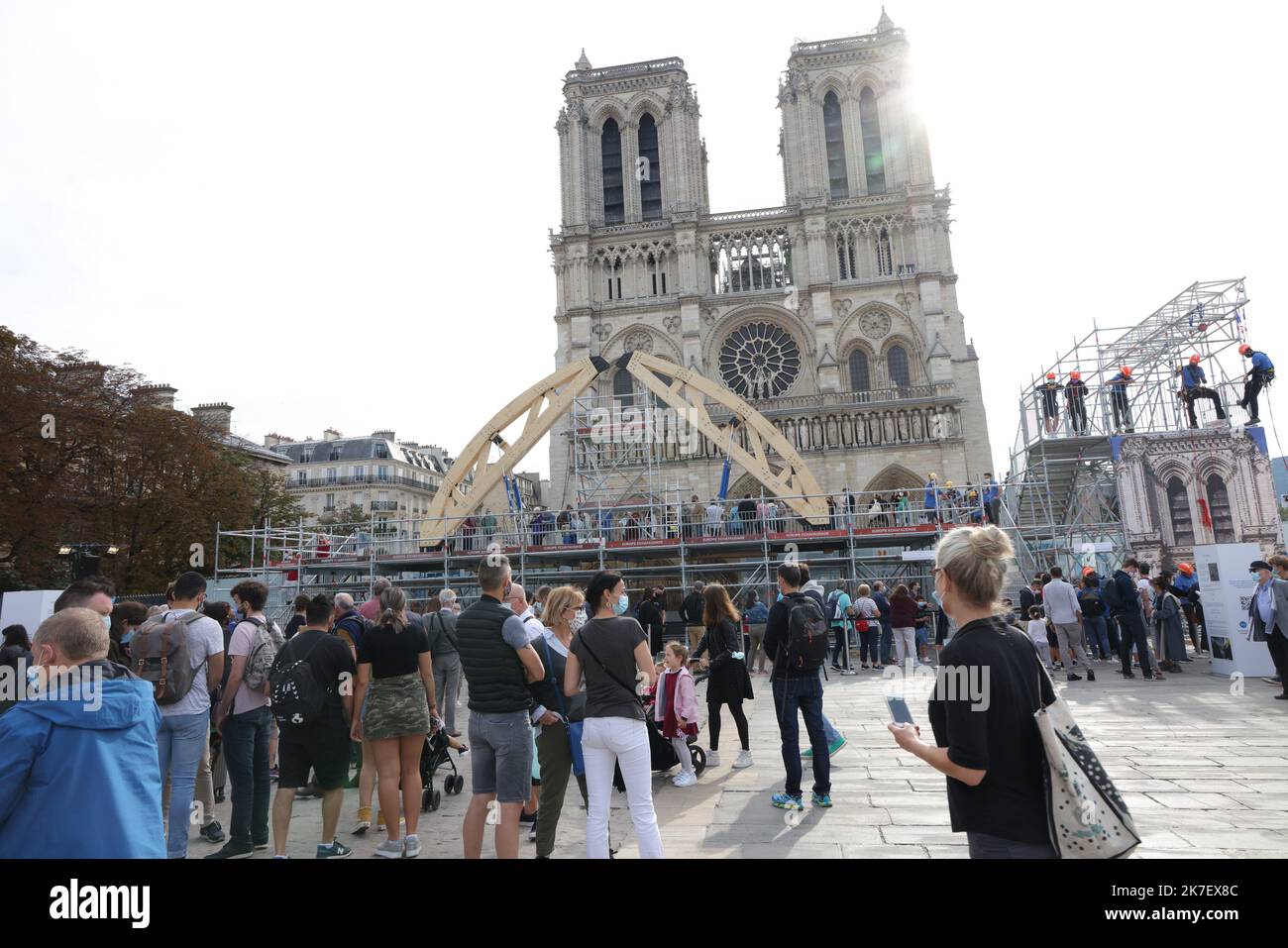 ©PHOTOPQR/LE PARISIEN/Ph Lavieille ; PARIS ; 19/09/2021 ; Dans le cadre de la journée du patrimoine; Le Village des métiers sur le parvis de la Cathédrale Notre Dame de Paris ouvert au public à cette occasion . - EUROPÄISCHE TAGE DES ERBES 2021 IN DER KATHEDRALE NOTRE-DAME DE PARIS FRANKREICH PARIS SEPTEMBER 19 2021 Stockfoto