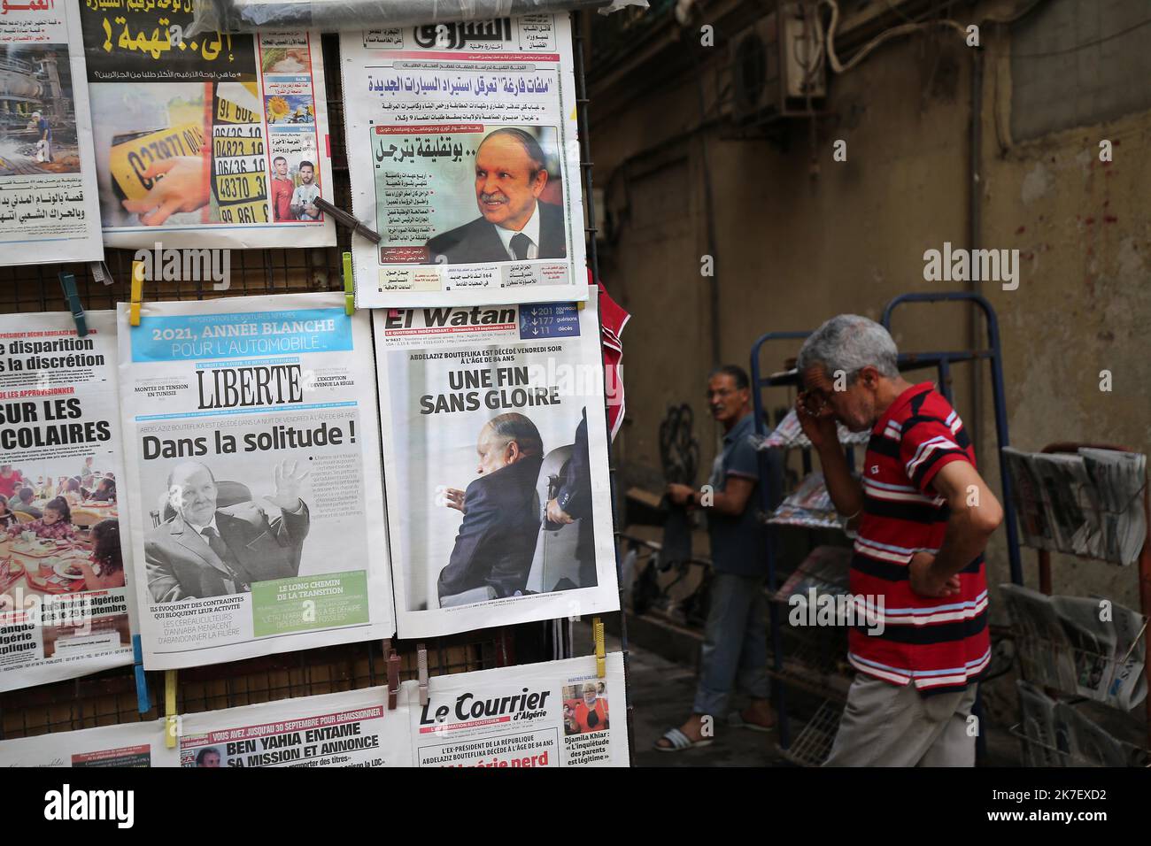 ©Billel Bensalem / APP/MAXPPP - UN homme regarde les journaux rapportant la mort de l'ancien président algérien Abdelaziz Bouteflika, à Alger, en Algérie, le 19 septembre 2021 - Algeriens Abdelaziz Bouteflika starb im Alter von 84 Jahren Algerien zollt dem Ex-Präsidenten Abdelaziz Bouteflika mit einer unauflegbaren Beerdigung Tribut algerische Sicherheitskräfte begleiten den Sarg des ehemaligen Präsidenten Abdelaziz Bouteflika am 19. September 2021 auf den Friedhof El-Alia in der Hauptstadt Algier Stockfoto
