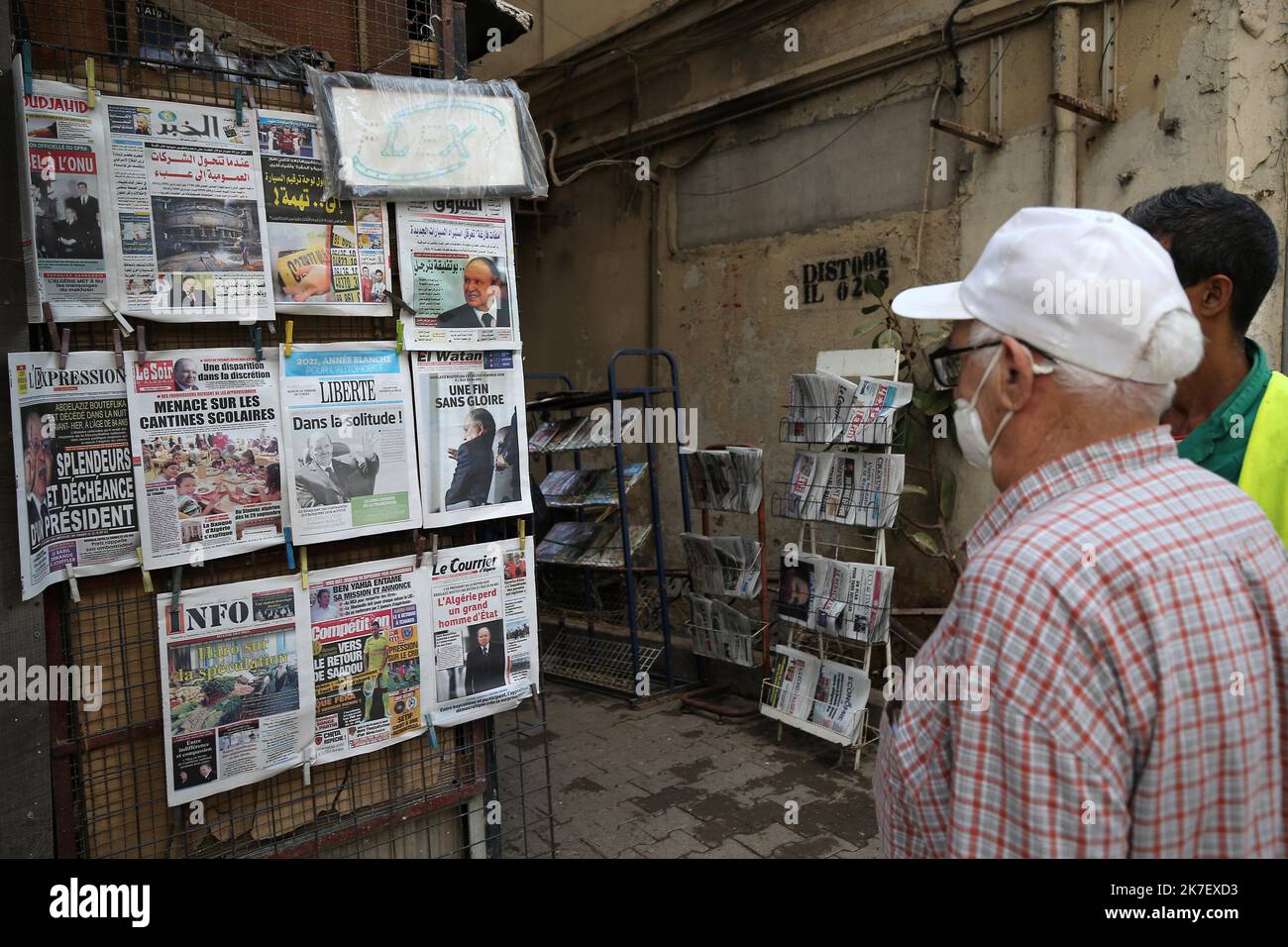 ©Billel Bensalem / APP/MAXPPP - UN homme regarde les journaux rapportant la mort de l'ancien président algérien Abdelaziz Bouteflika, à Alger, en Algérie, le 19 septembre 2021 - Algeriens Abdelaziz Bouteflika starb im Alter von 84 Jahren Algerien zollt dem Ex-Präsidenten Abdelaziz Bouteflika mit einer unauflegbaren Beerdigung Tribut algerische Sicherheitskräfte begleiten den Sarg des ehemaligen Präsidenten Abdelaziz Bouteflika am 19. September 2021 auf den Friedhof El-Alia in der Hauptstadt Algier Stockfoto