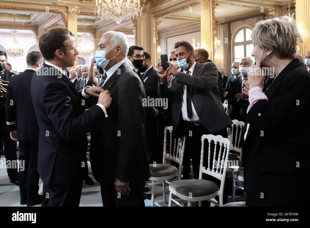 @ Pool/Stephane Lemouton /Maxppp, Frankreich, Paris, 20210920 Salah Abdelkrim est décoré de la 'Grande Croix de la Légion d'honneur' par le président de la République française, Emmanuel Macron lors de la réception consacrée à française la mémoire des Harkis (Algériens qui rie aidé l'armée de l'pendée de l'algédéque de l'algére dans) au palais de l'Elysée, à Paris, Frankreich, le 20 septembre 2021 der französische Staatspräsident Emmanuel Macron und Salah Abdelkrim haben am 20. September 2021 im Elysée-Palast in Paris, Frankreich, eine Gedenkfeier zum Gedenken an die Harkis abgehalten. Stockfoto