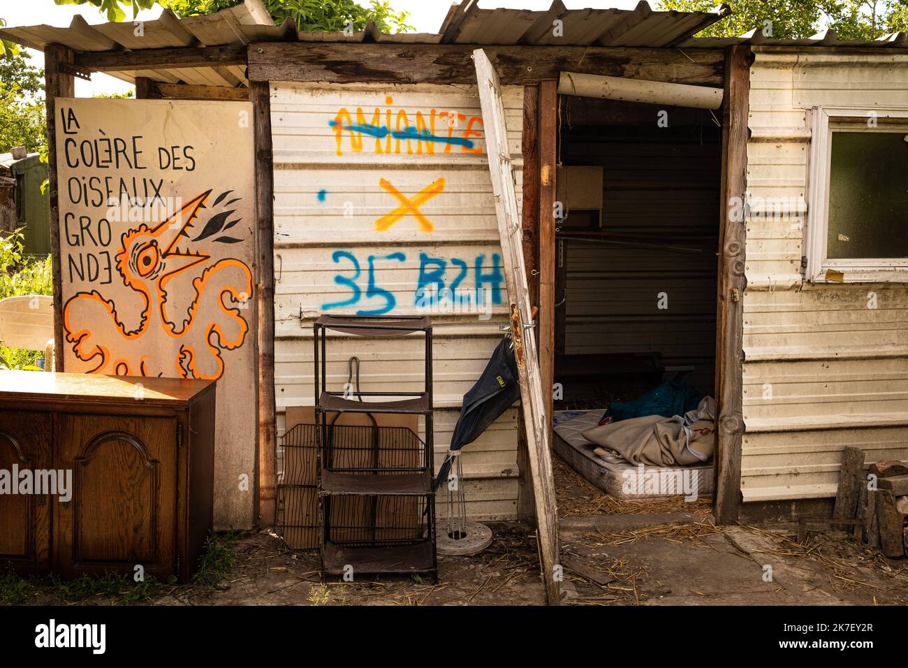 ©Olivier Donnars / Le Pictorium/MAXPPP - Olivier Donnars / Le Pictorium - 29/05/2021 - Frankreich / Ile-de-France / Aubervilliers - Depuis le 16 juillet, les parcelles occupees sont officiellement Susceptibles d'etre evakuiert einen tout Moment. Les JADistes se relaient de plus en plus jour et nuit pour organizer une ligne de Defense, somme toute symbolique. / 29/05/2021 - Frankreich / Ile-de-France (Region) / Aubervilliers - seit Juli 16 können die besetzten Grundstücke jederzeit amtlich evakuiert werden. Die JADisten wechseln sich zunehmend Tag und Nacht ab, um eine symbolische Verteidigungslinie zu organisieren Stockfoto